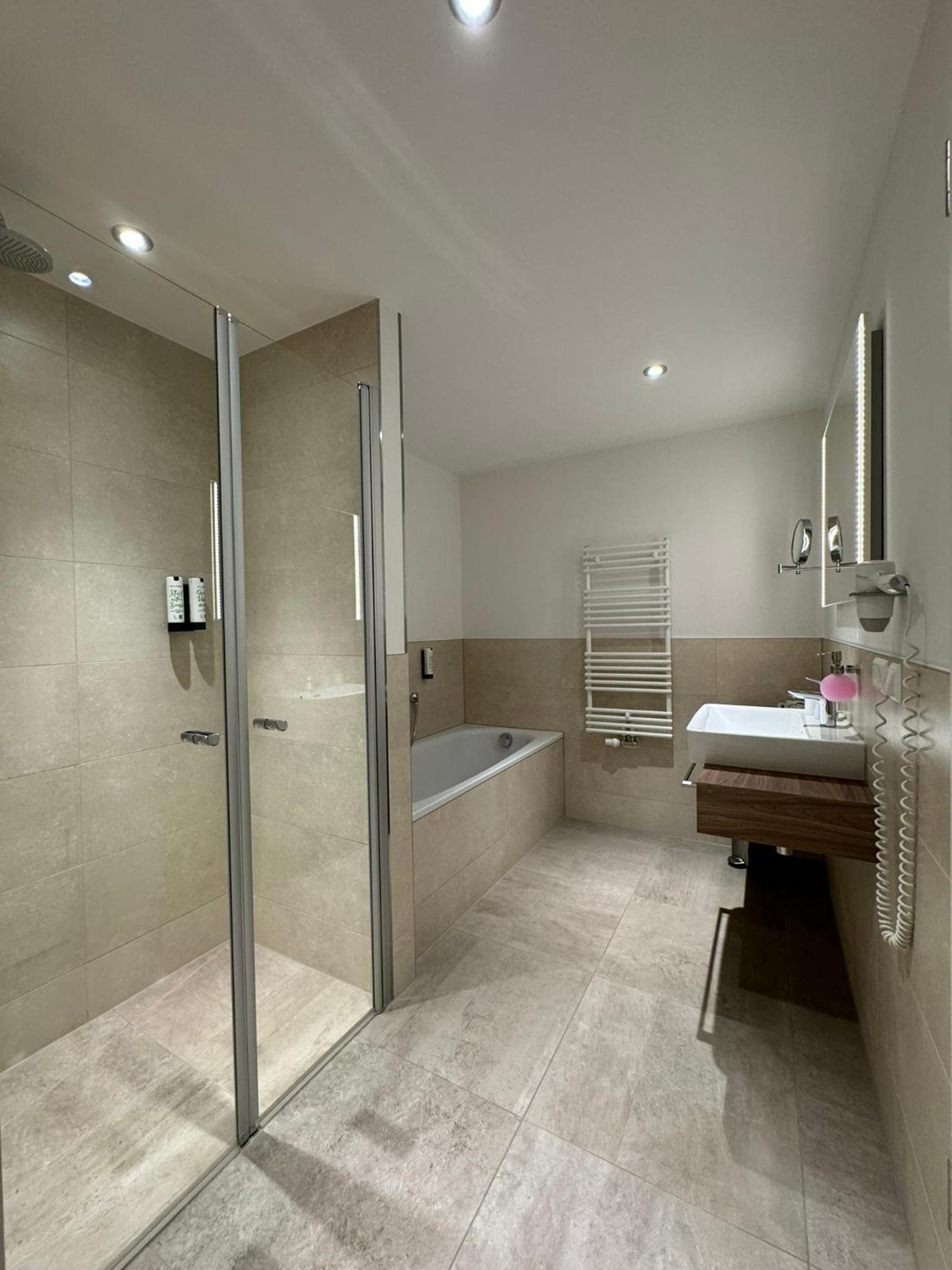 Deluxe Suite with Sea View - Photo 3