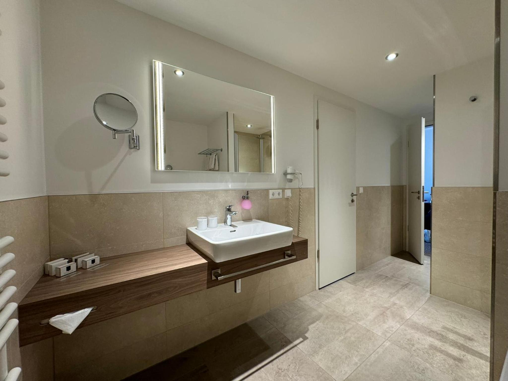 Deluxe Suite with Sea View - Photo 2