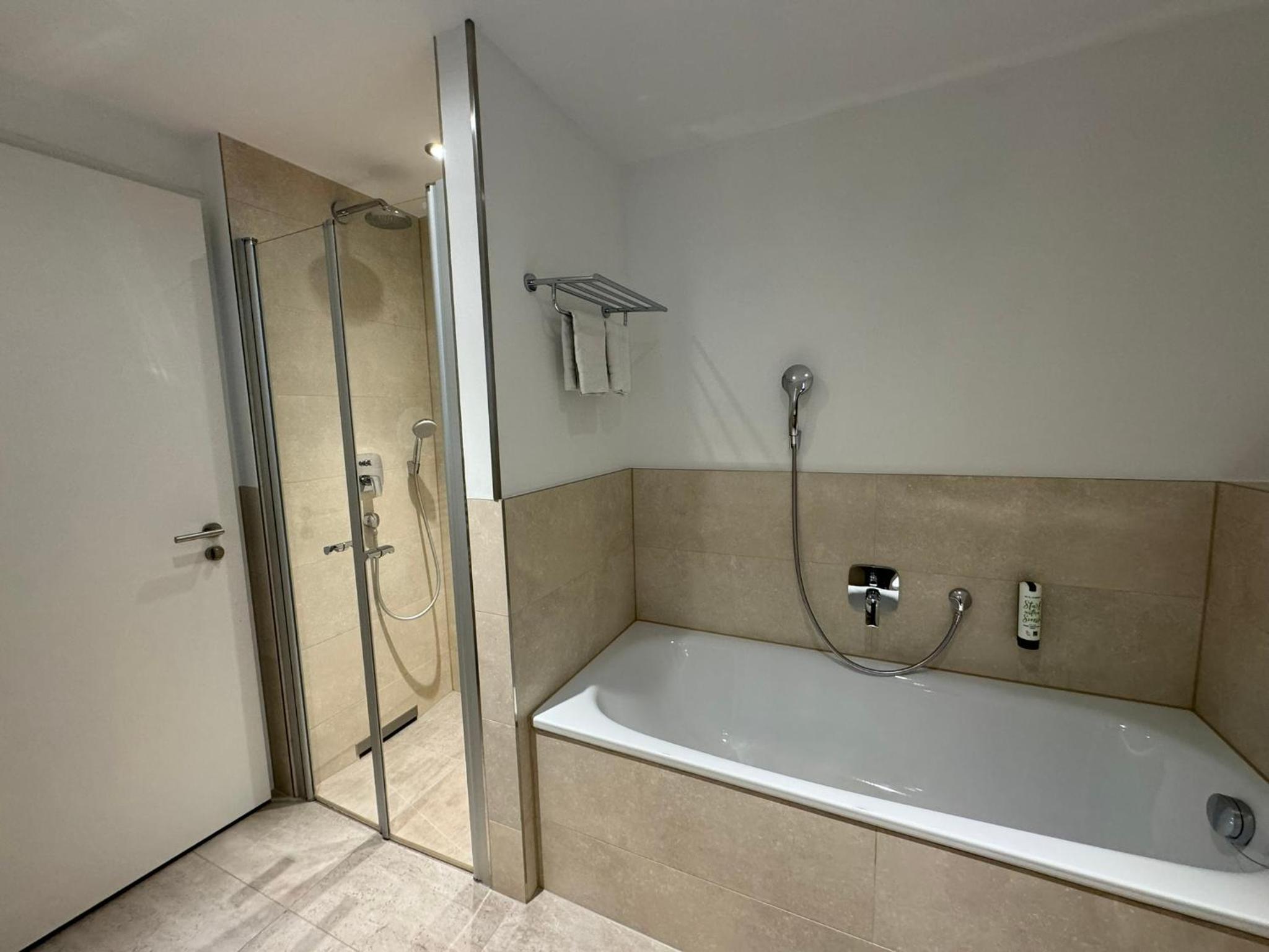 Junior Suite with Balcony - Photo 2