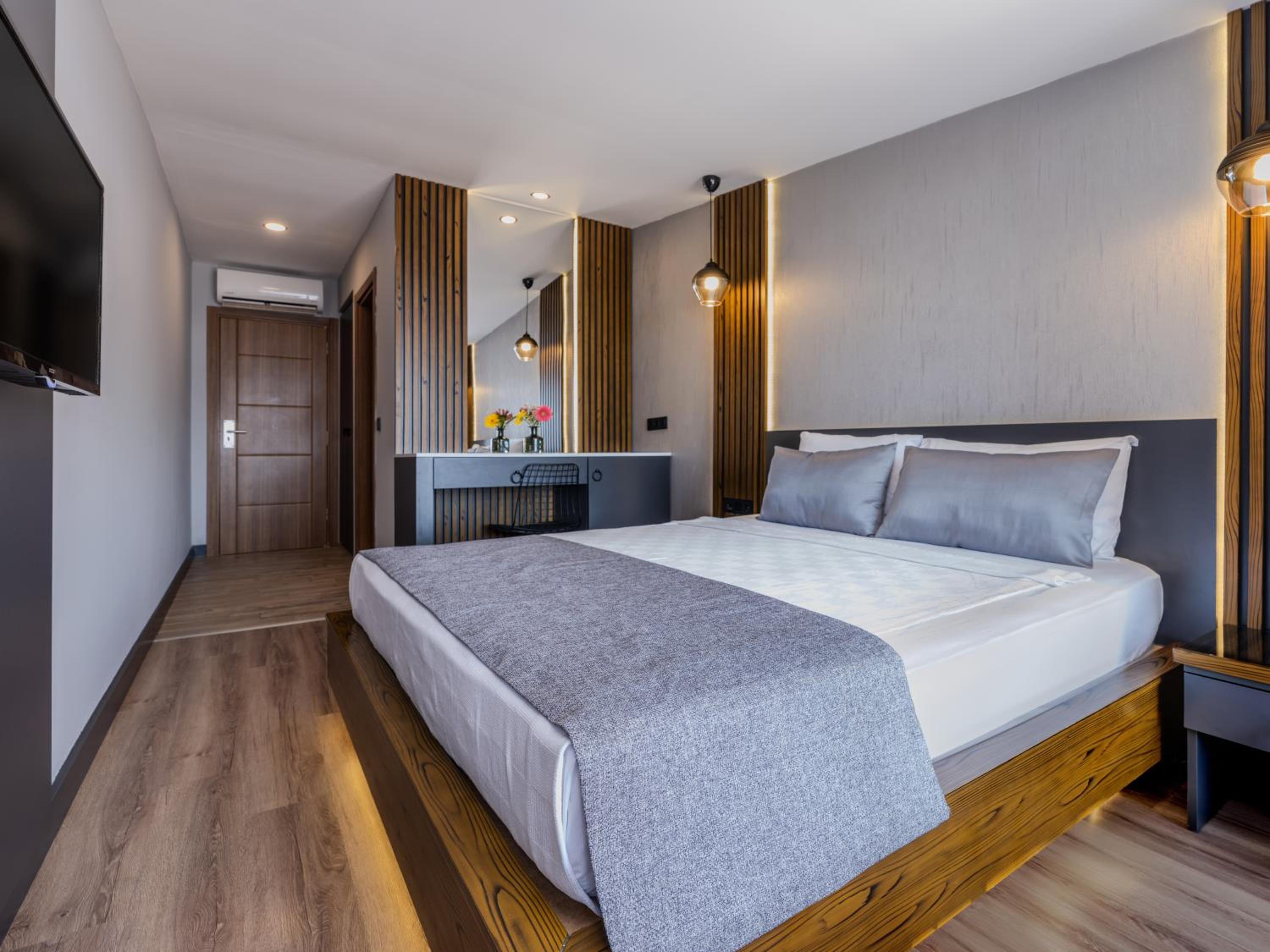 Double or Twin Room with Partial Sea View - Photo 1