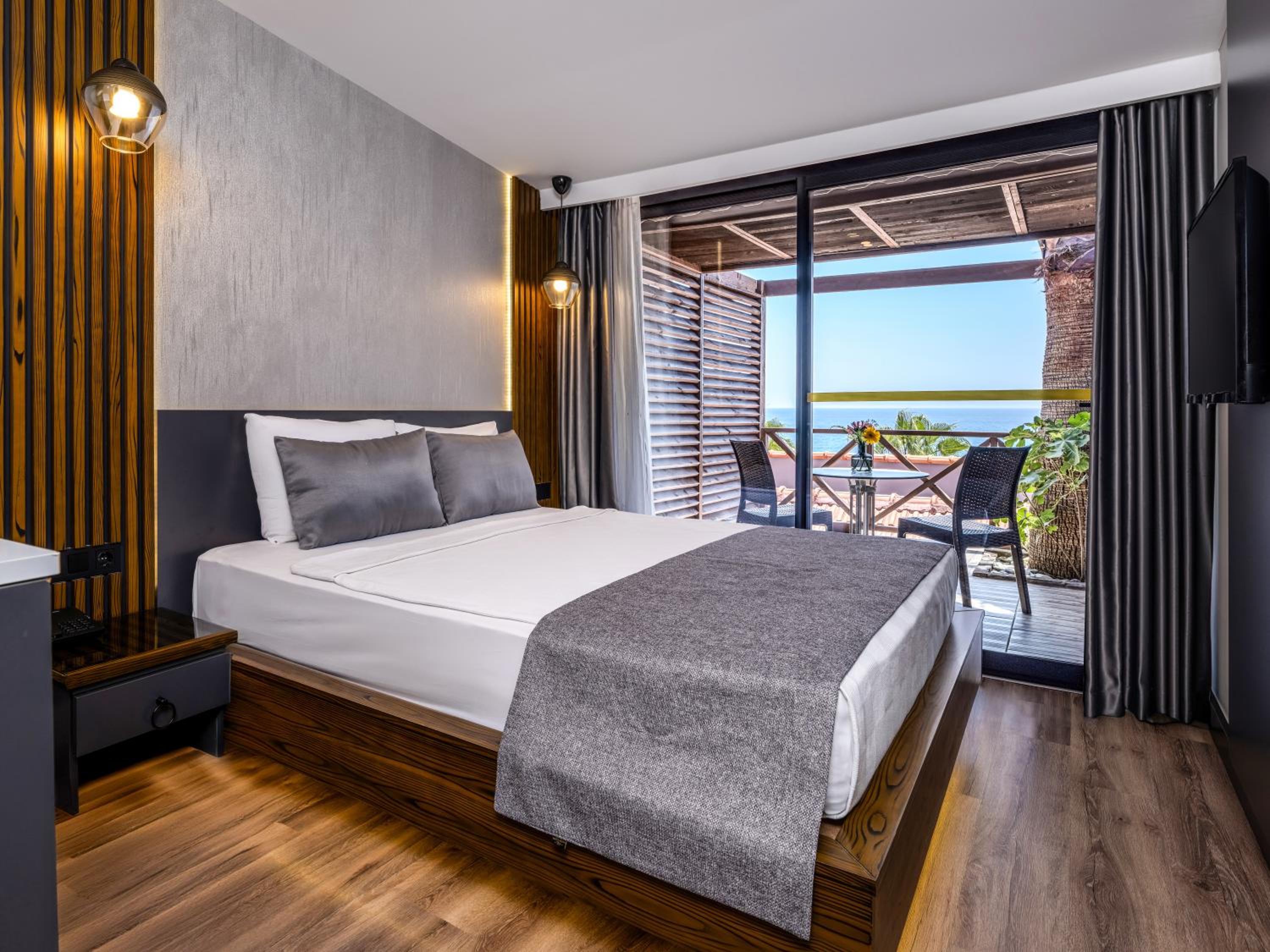Double Room with Sea View - Photo 4