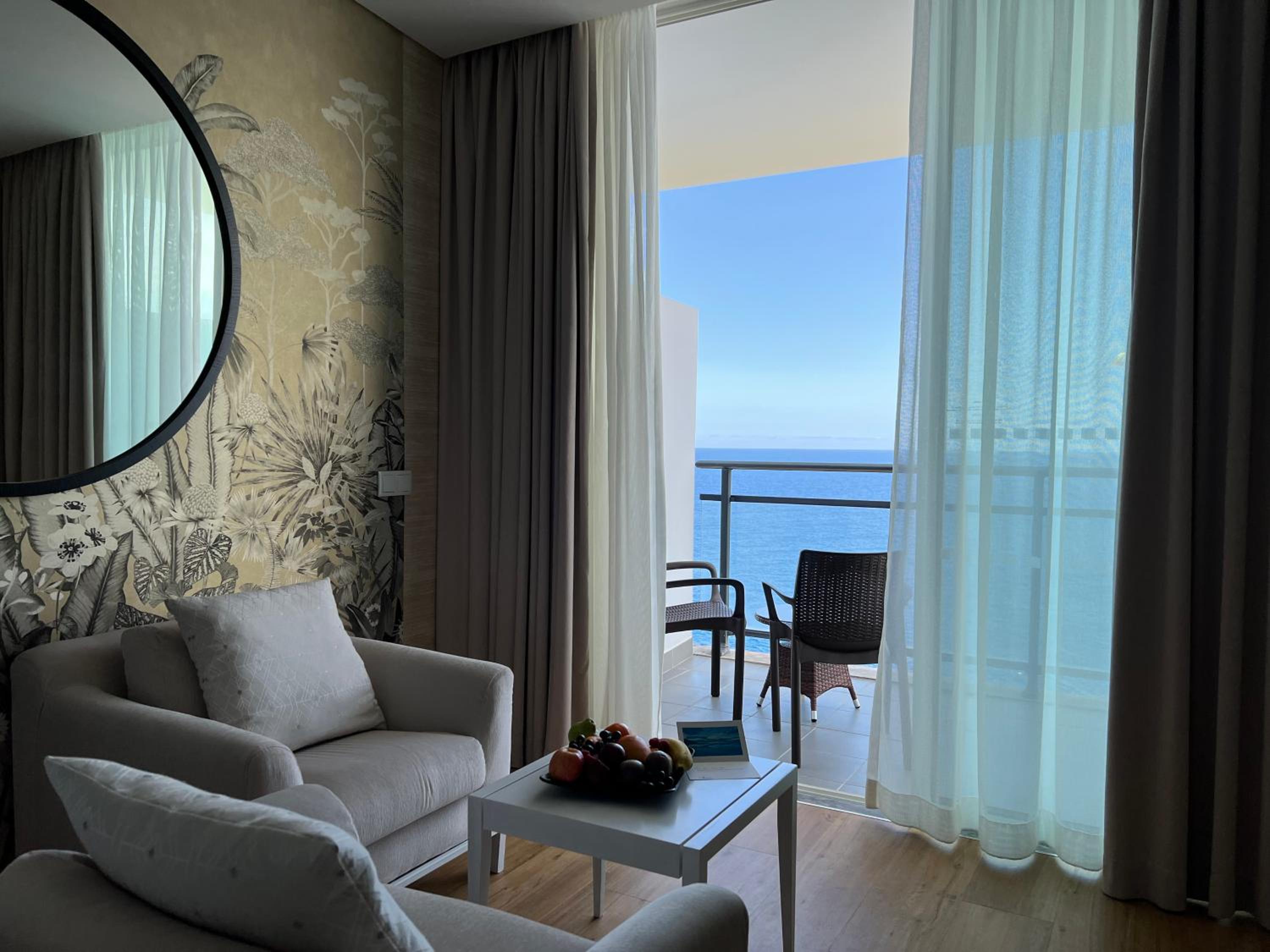 Premier Junior Suite with Sea View - Photo 2