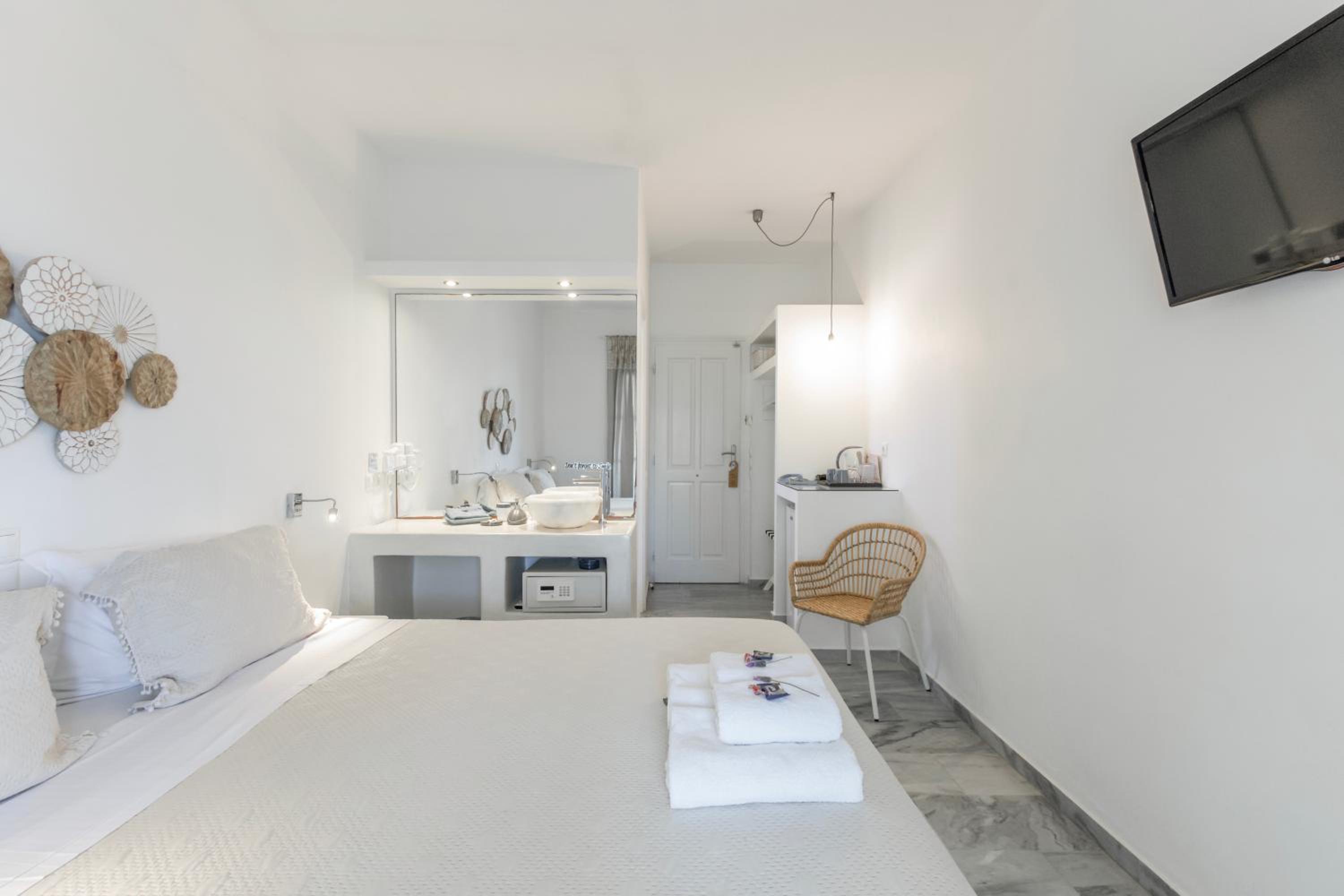 Double or Twin Room with Panoramic Sea View - Photo 14