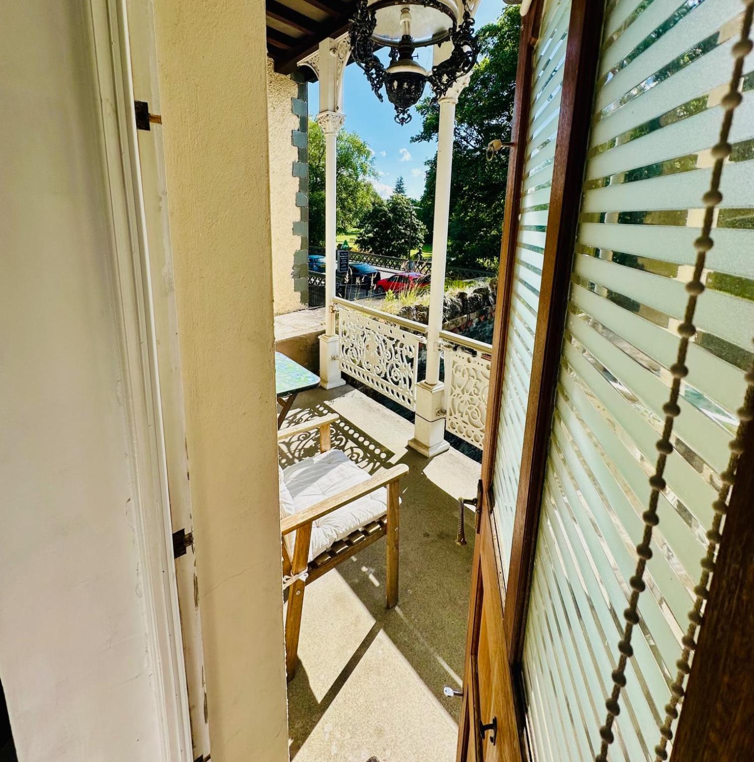 Double Room with Balcony - Photo 8