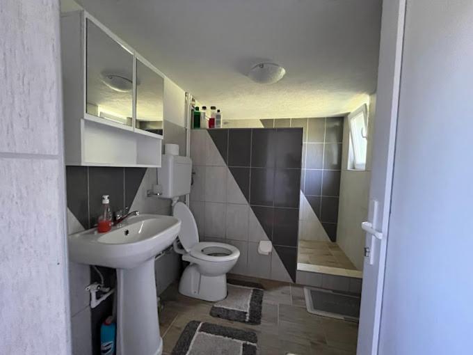 Deluxe Double Room (2 Adults + 1 Child) photo 2