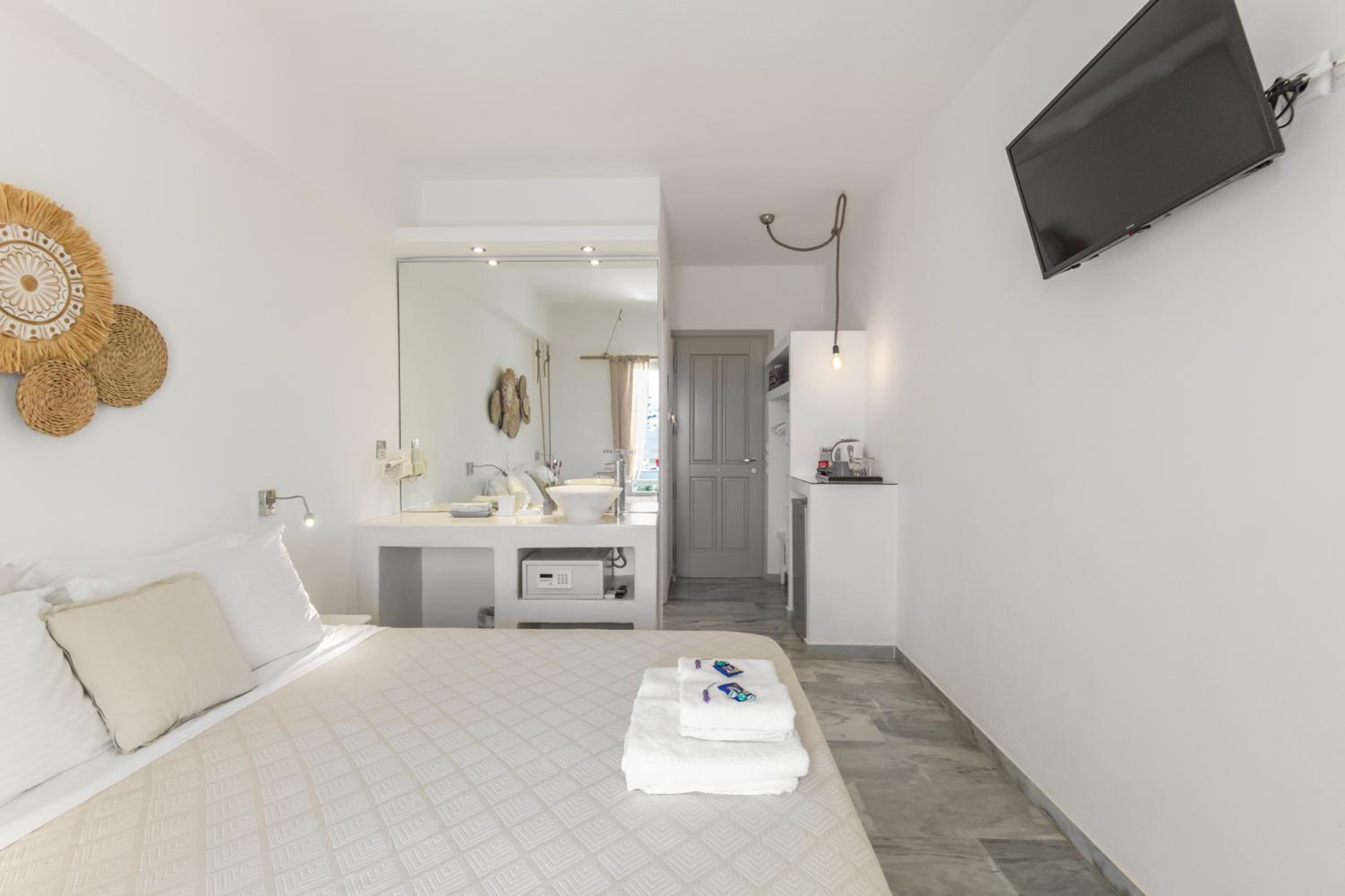 Standard Double Room - Photo 17
