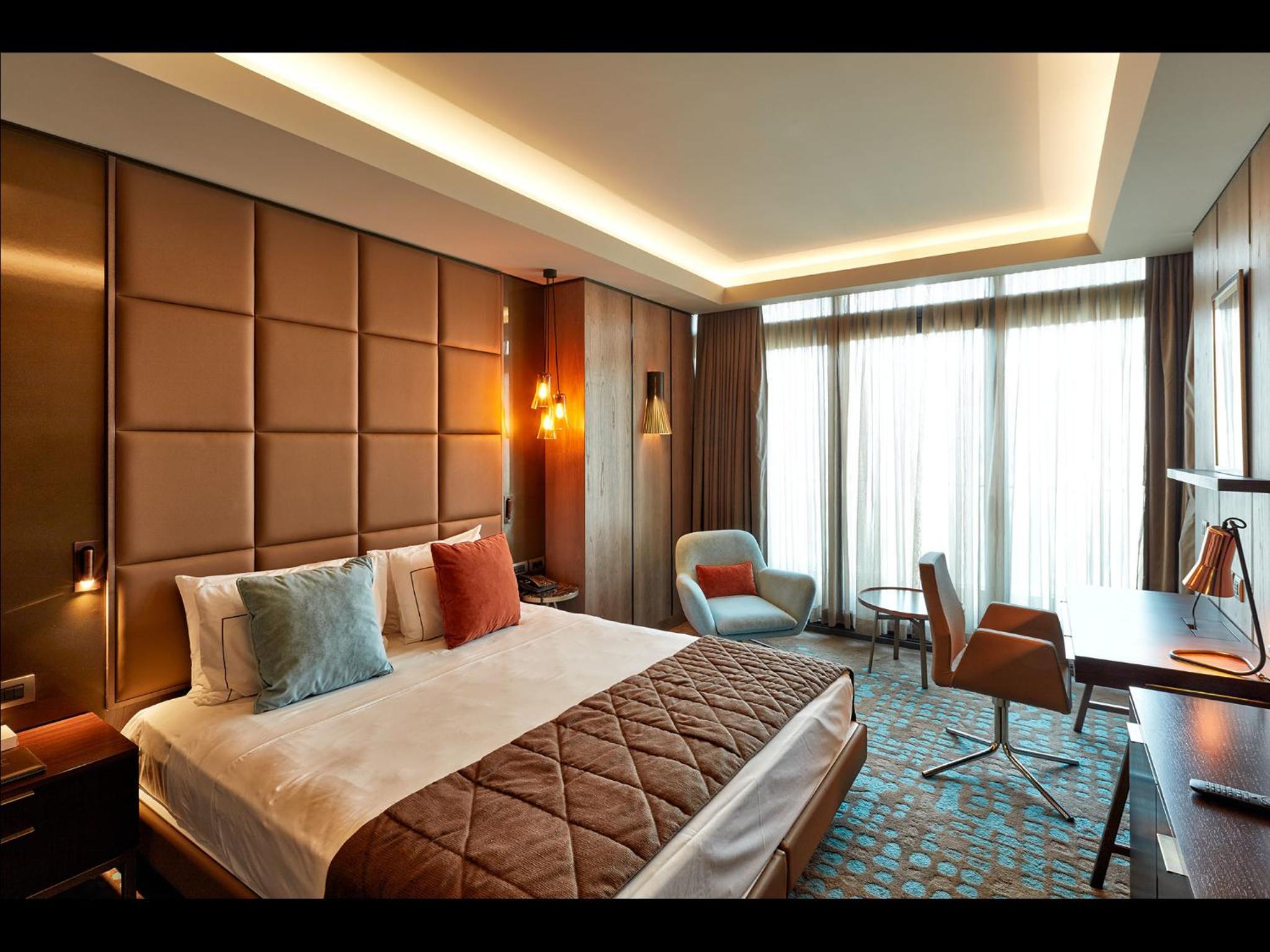 King Suite with Balcony photo 1
