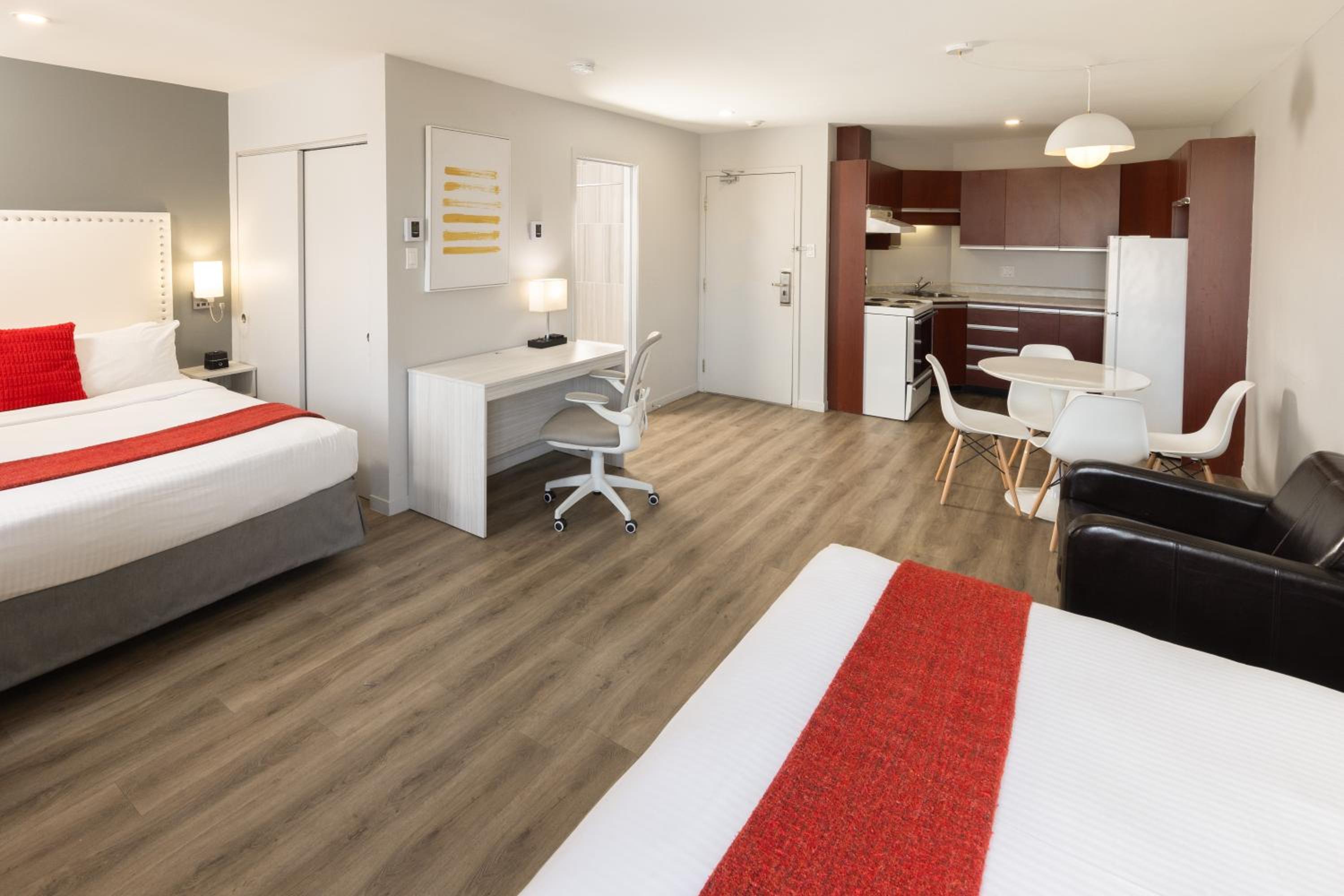 Queen Room with Kitchenette and Two Queen Beds