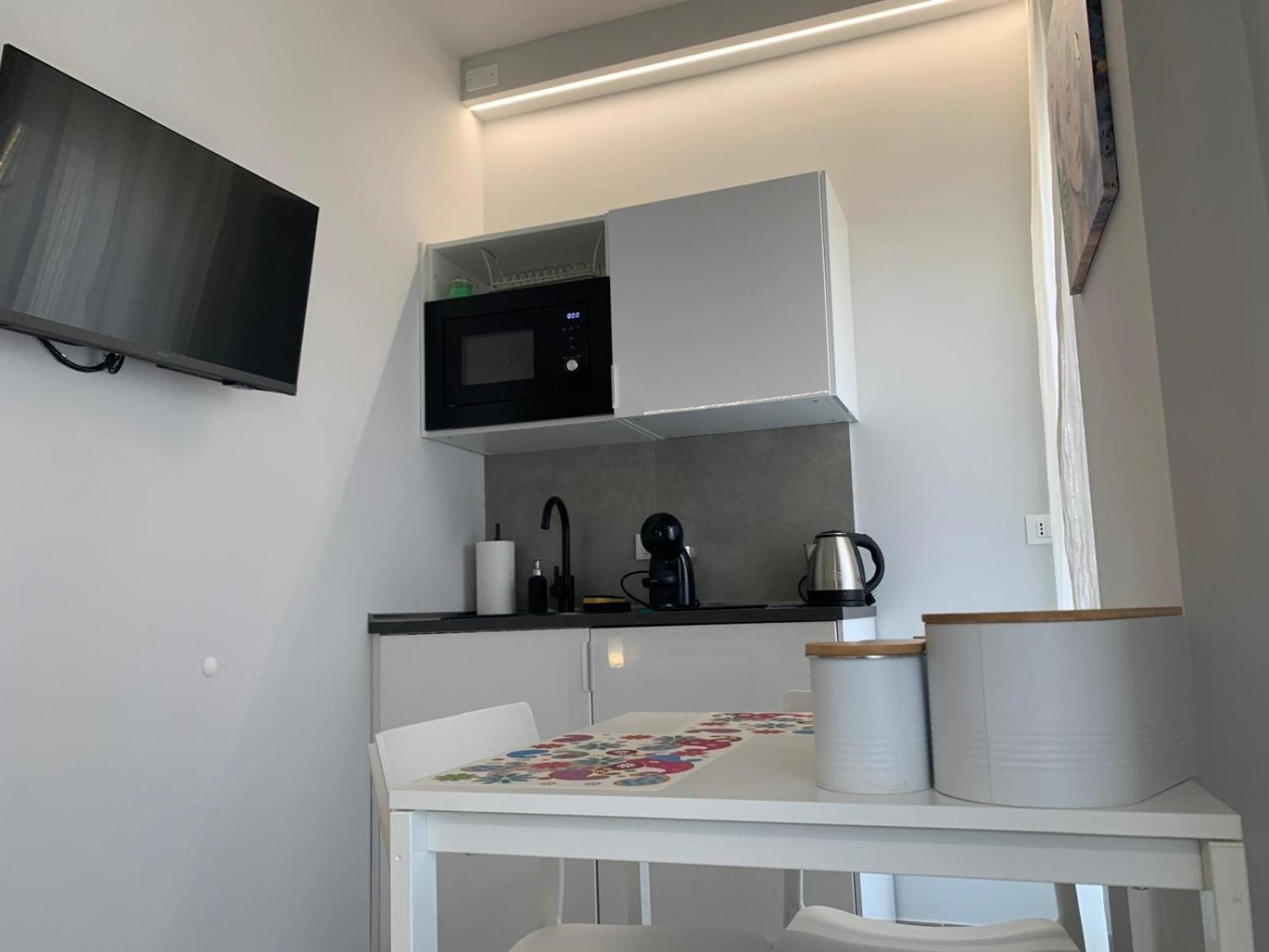 Studio Apartment with Balcony photo 3
