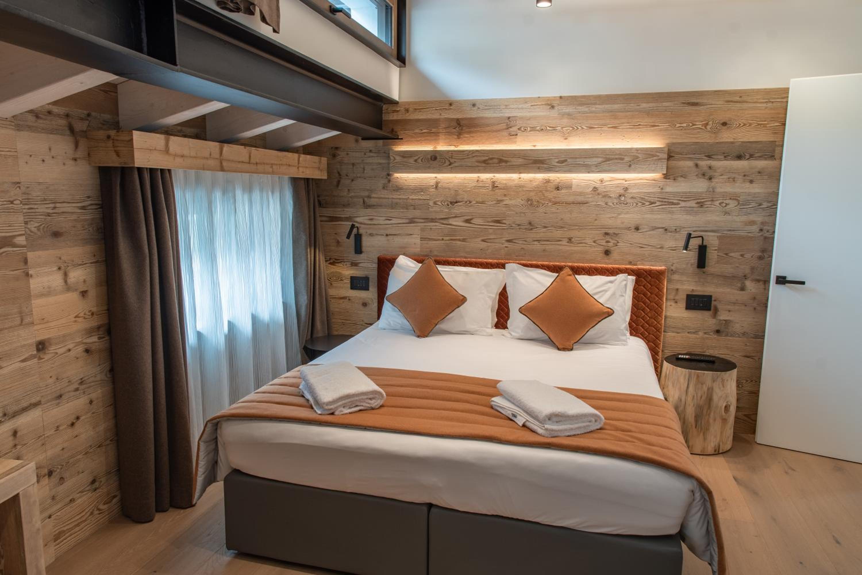 One-Bedroom Apartment with Balcony and Mountain View   photo 1
