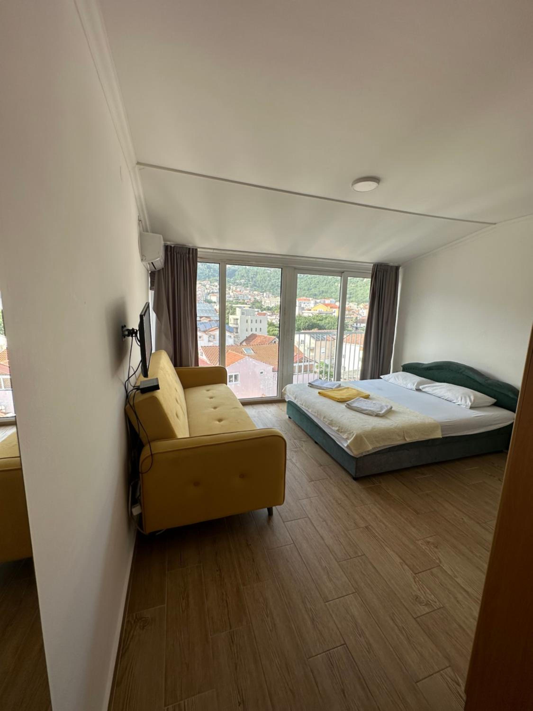 Studio With Sofa Bed