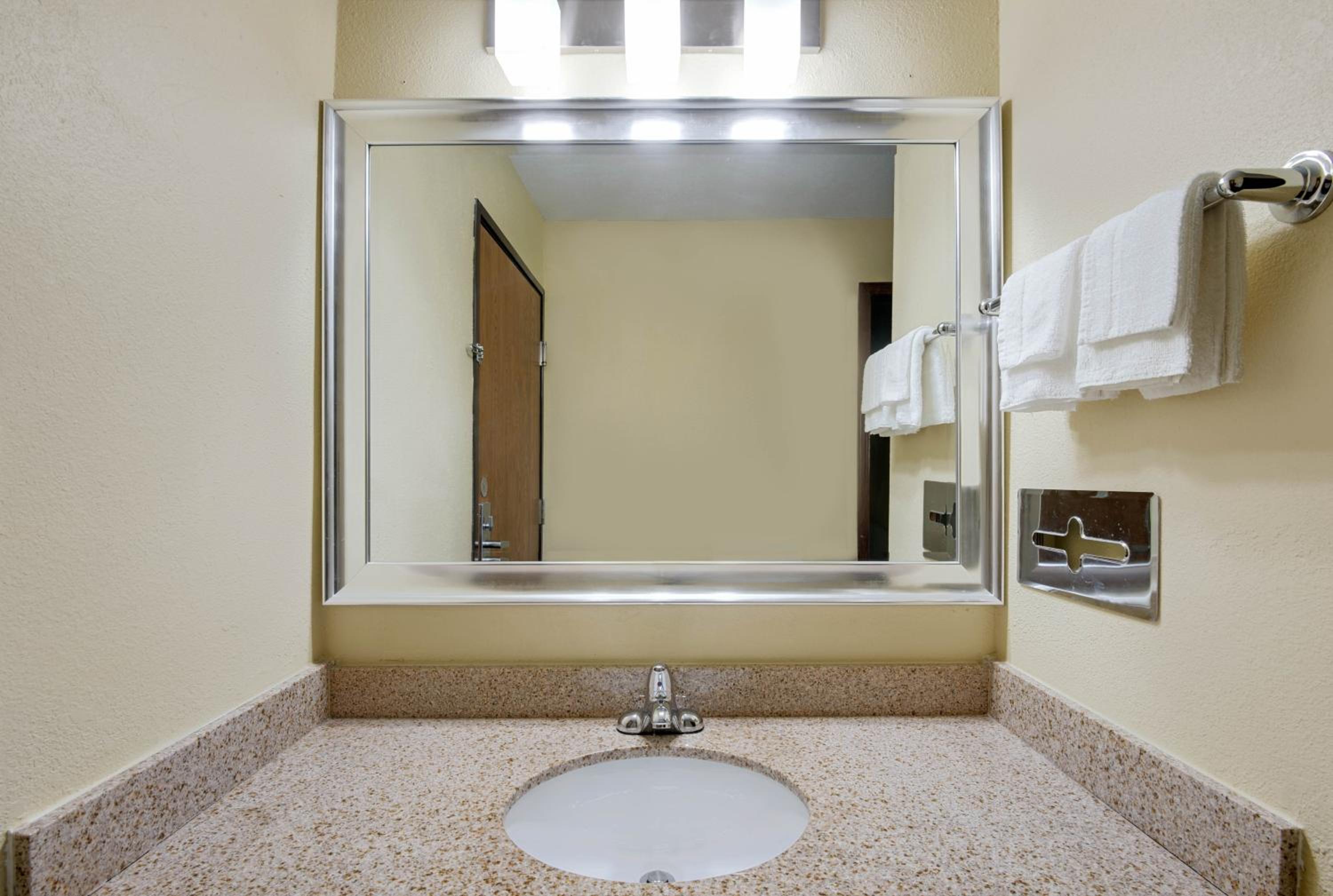 King Room - Non-Smoking - Photo 10
