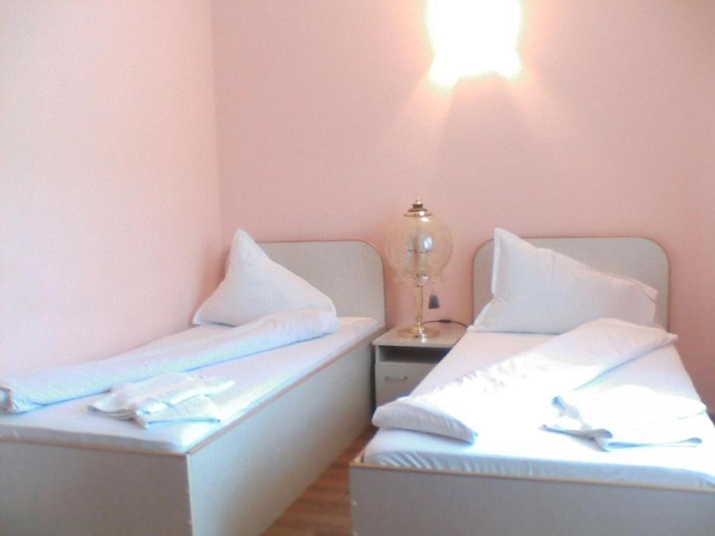 Standard Twin Room - Photo 2