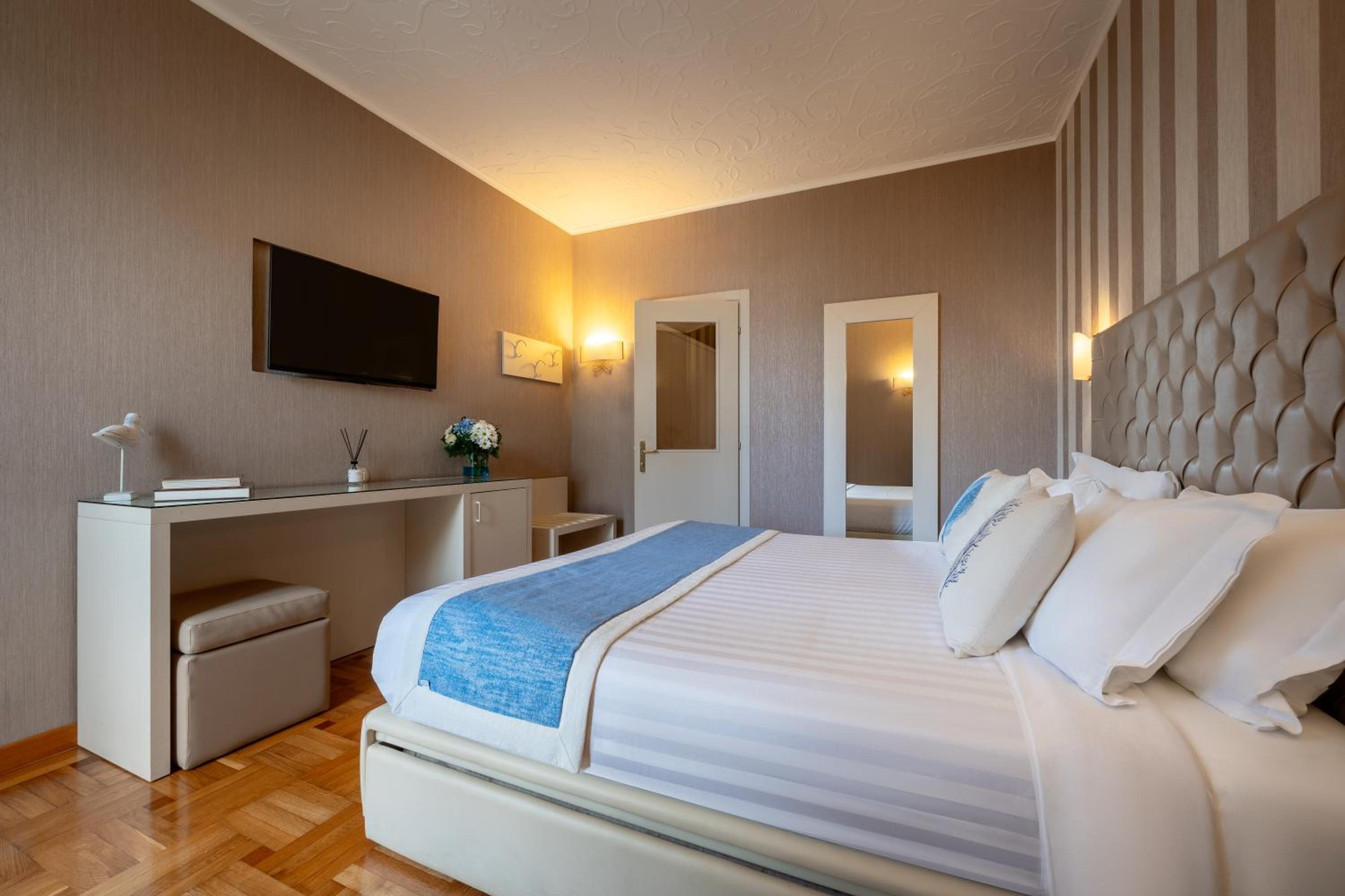 Double or Twin Room with Sea View and Beach Access