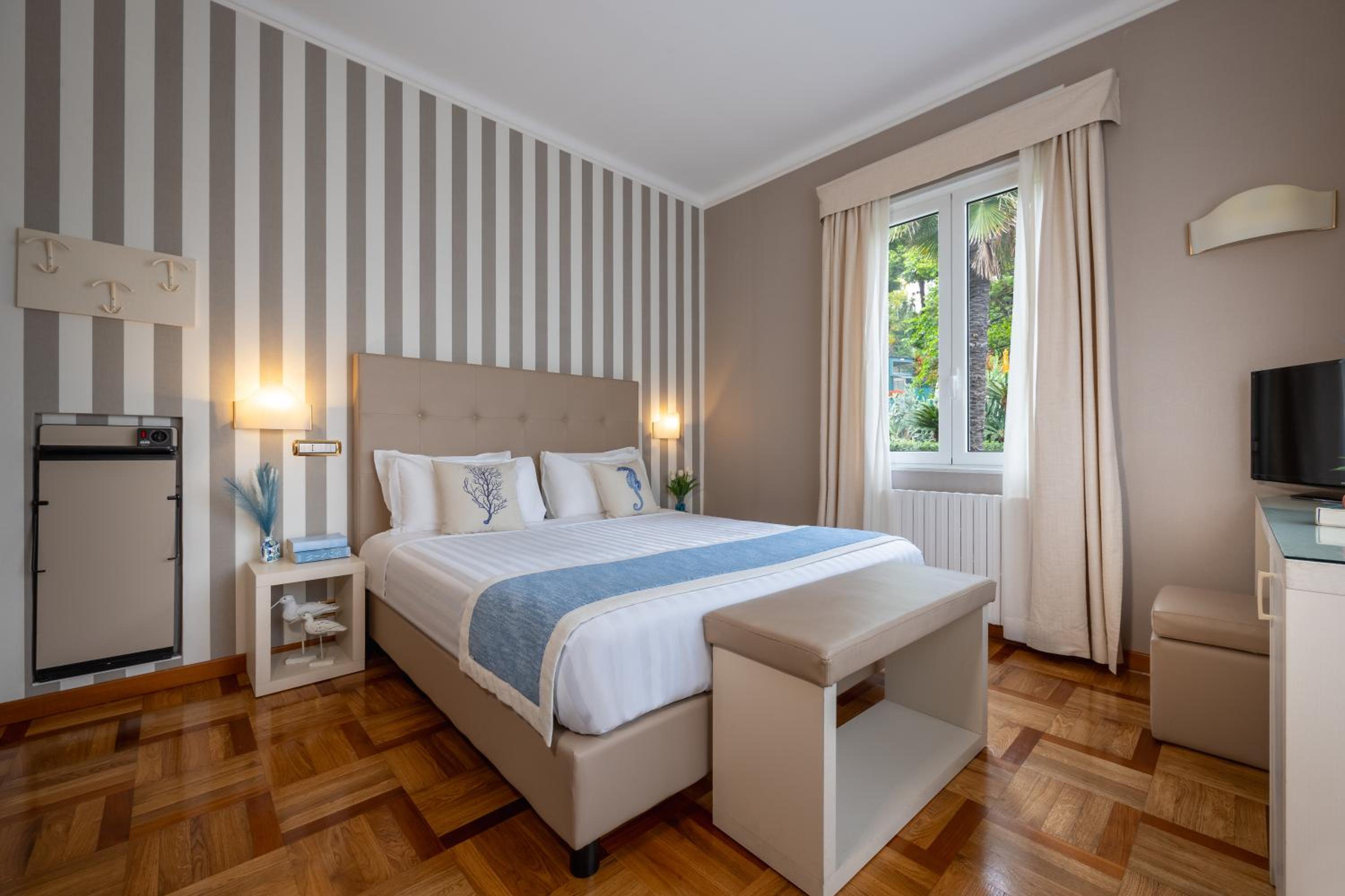 Double or Twin Room with Sea View and Beach Access photo 2