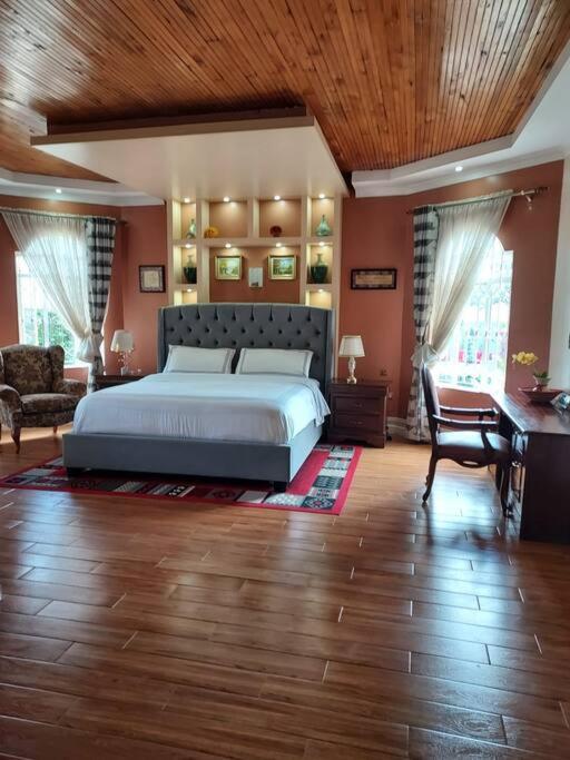 Eight-Bedroom House photo 1