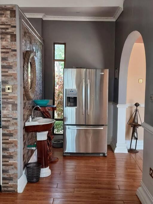 Eight-Bedroom House photo 3