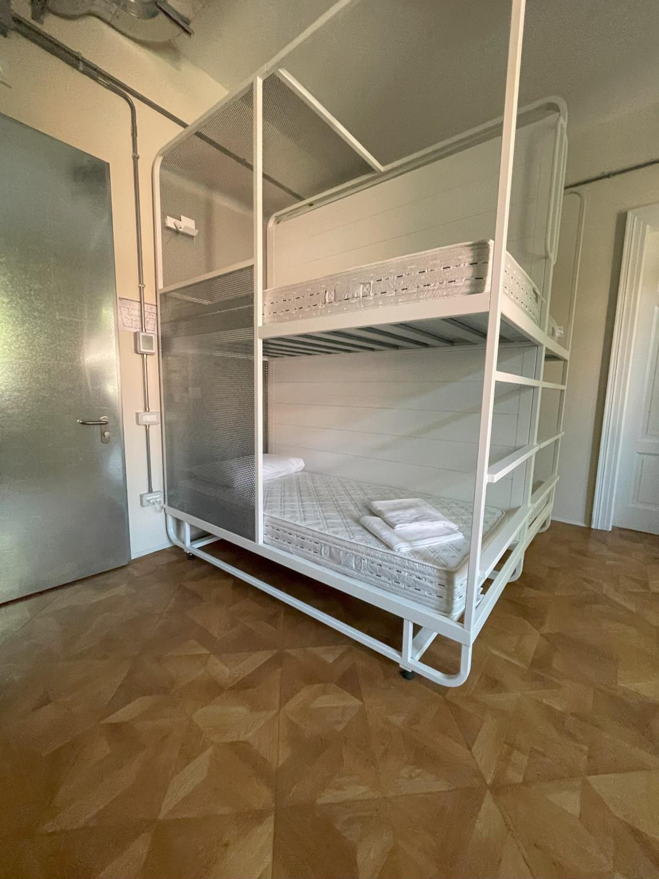6-Bed Mixed Dormitory Room photo 1