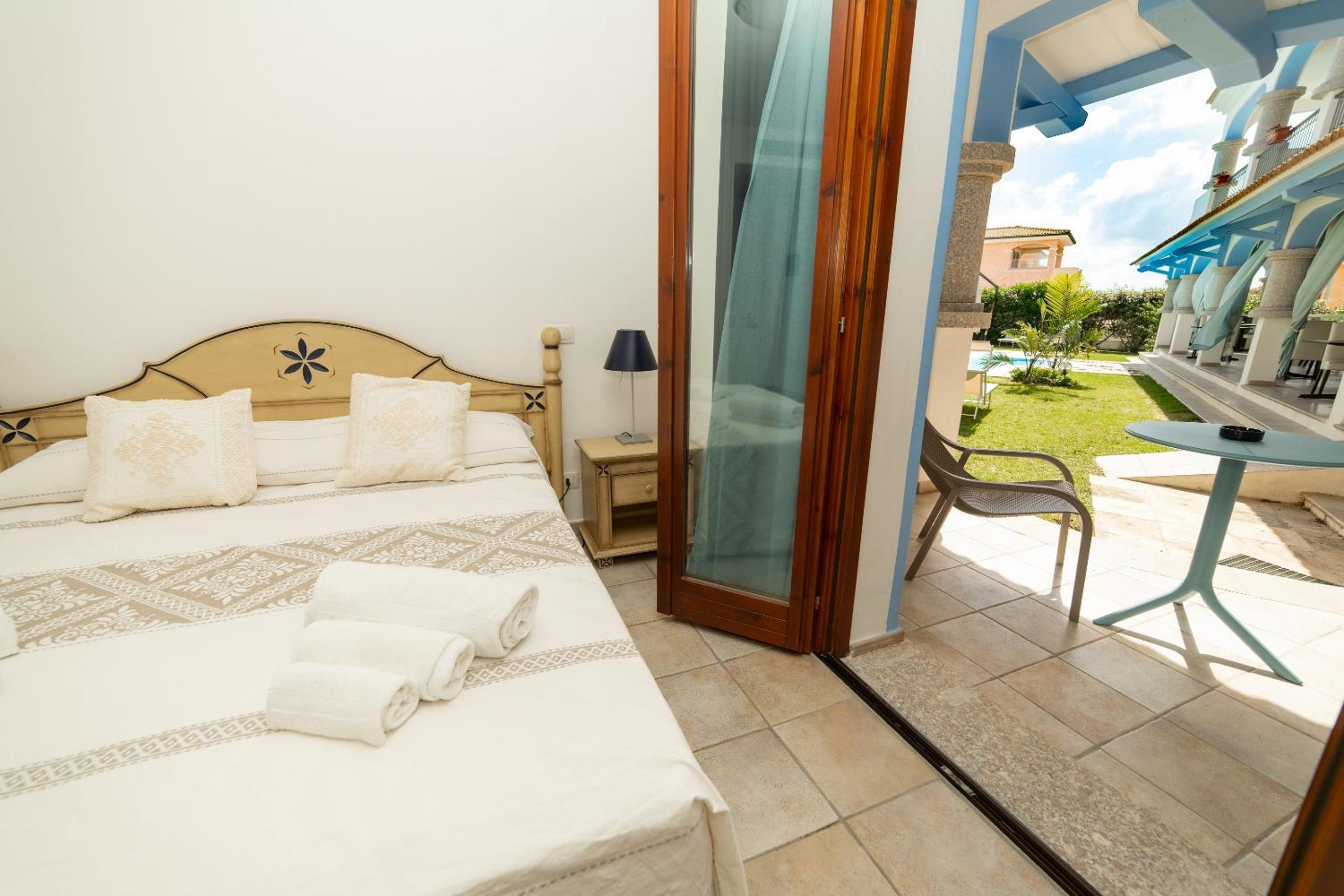 Double or Twin Room with Pool View photo 1