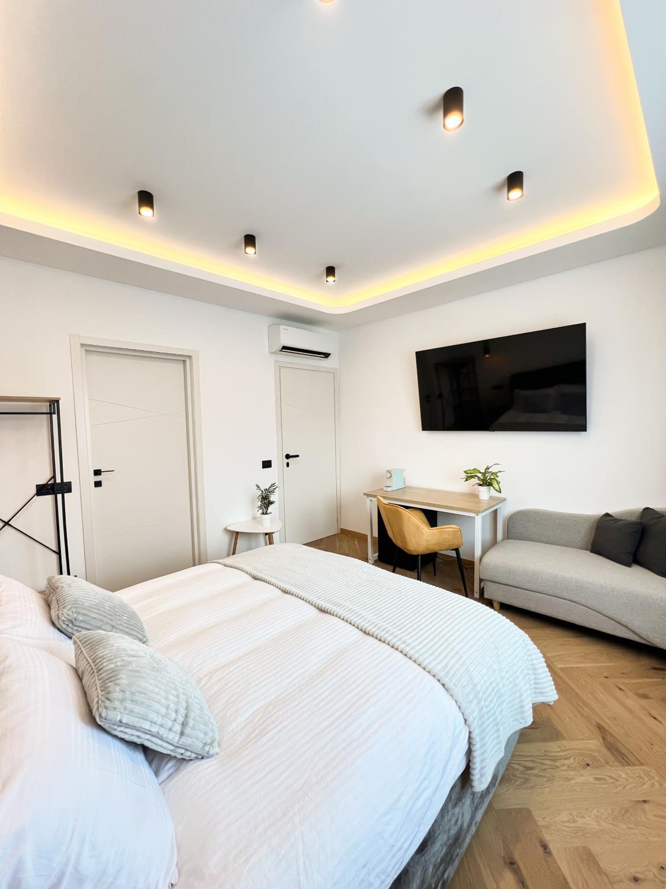 Studio Apartment with King Bed photo 3
