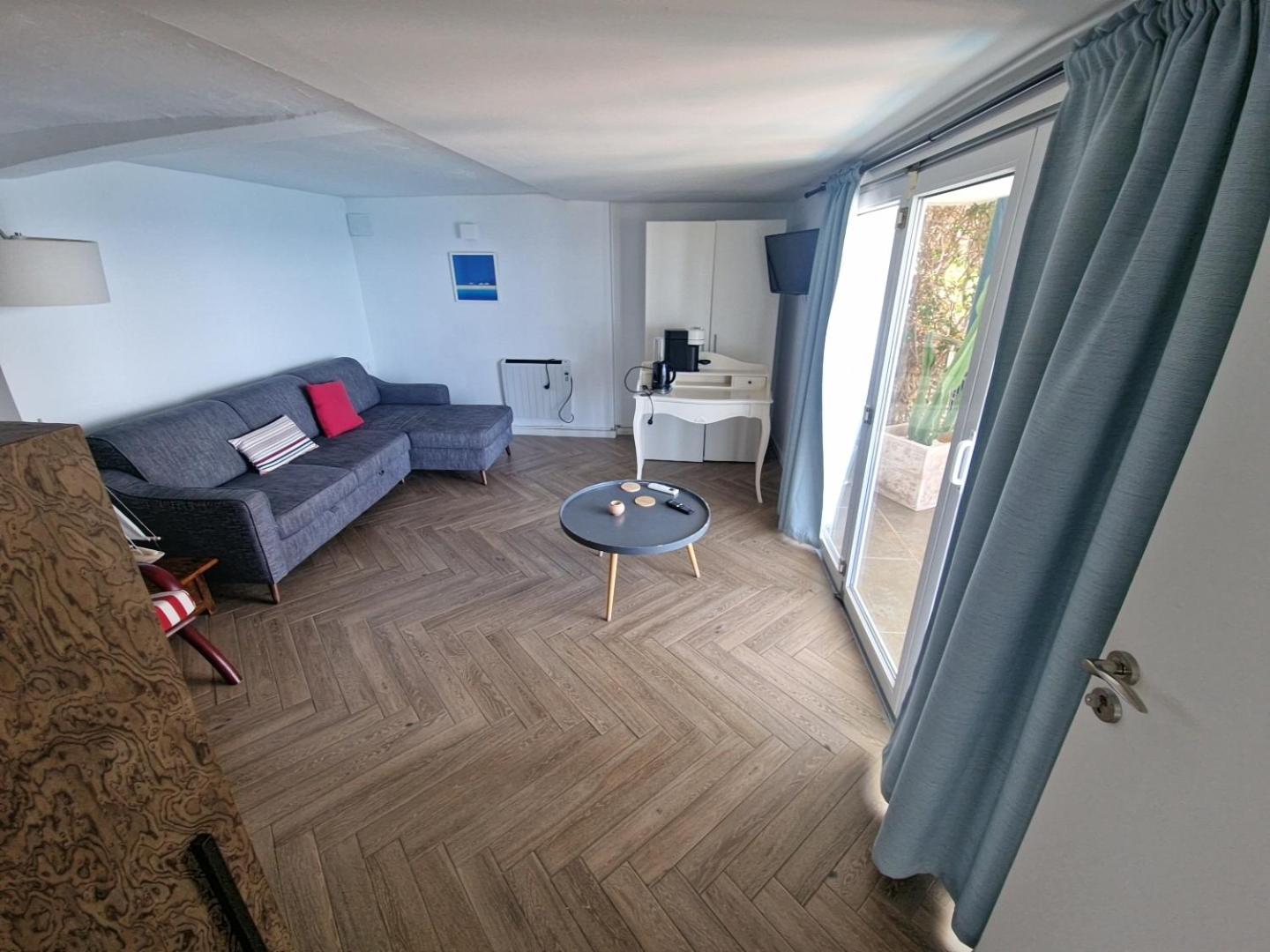 One-Bedroom Apartment with Sea View and Balcony
