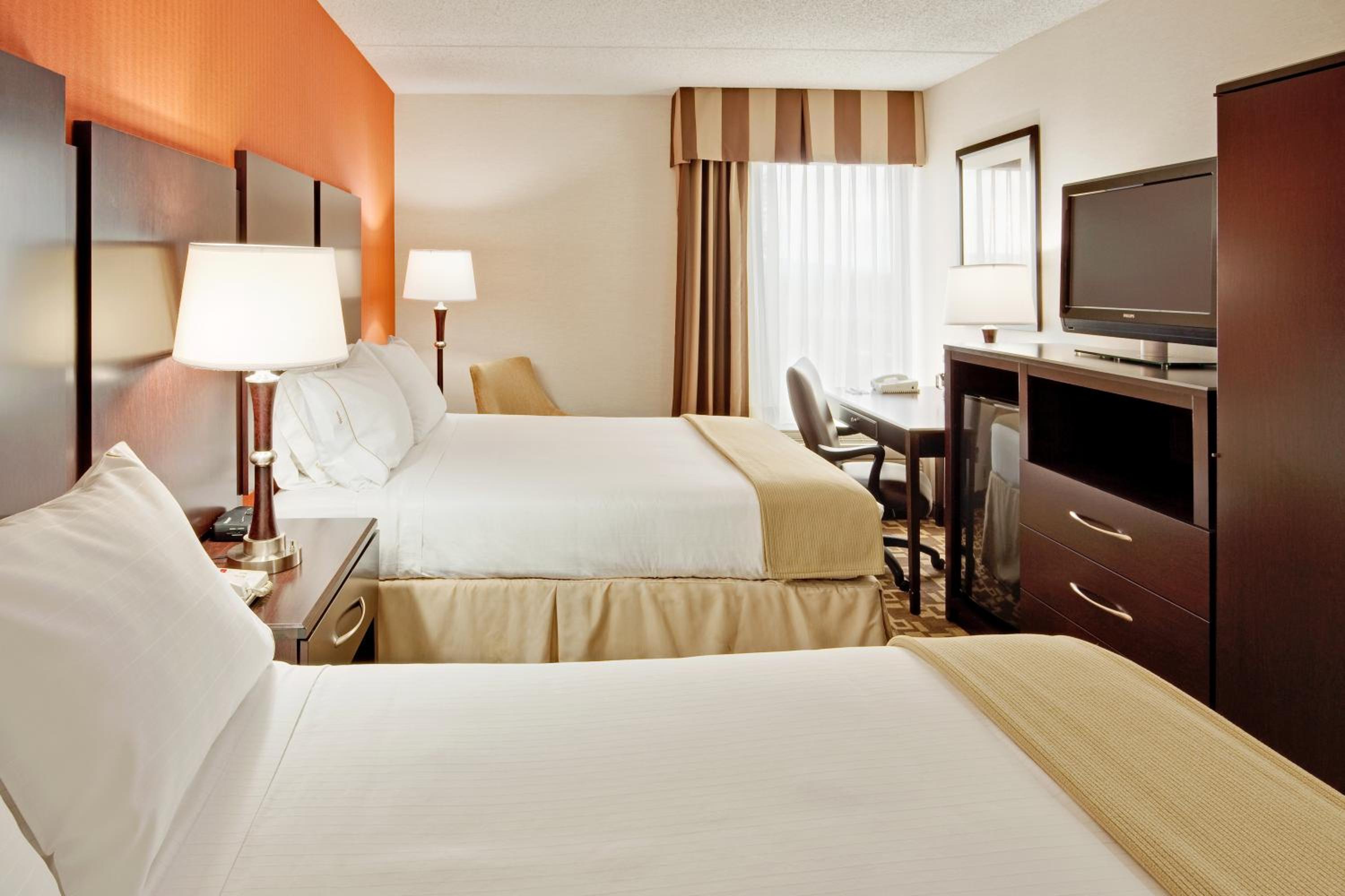 Standard Room with Two Queen Beds - Photo 5