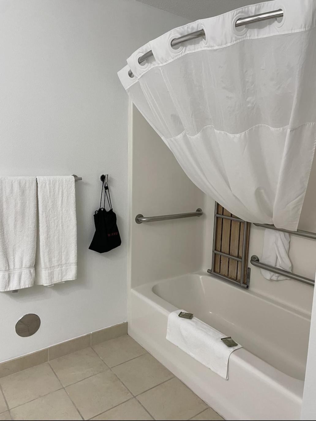 Queen Room - Disability Access - Photo 2