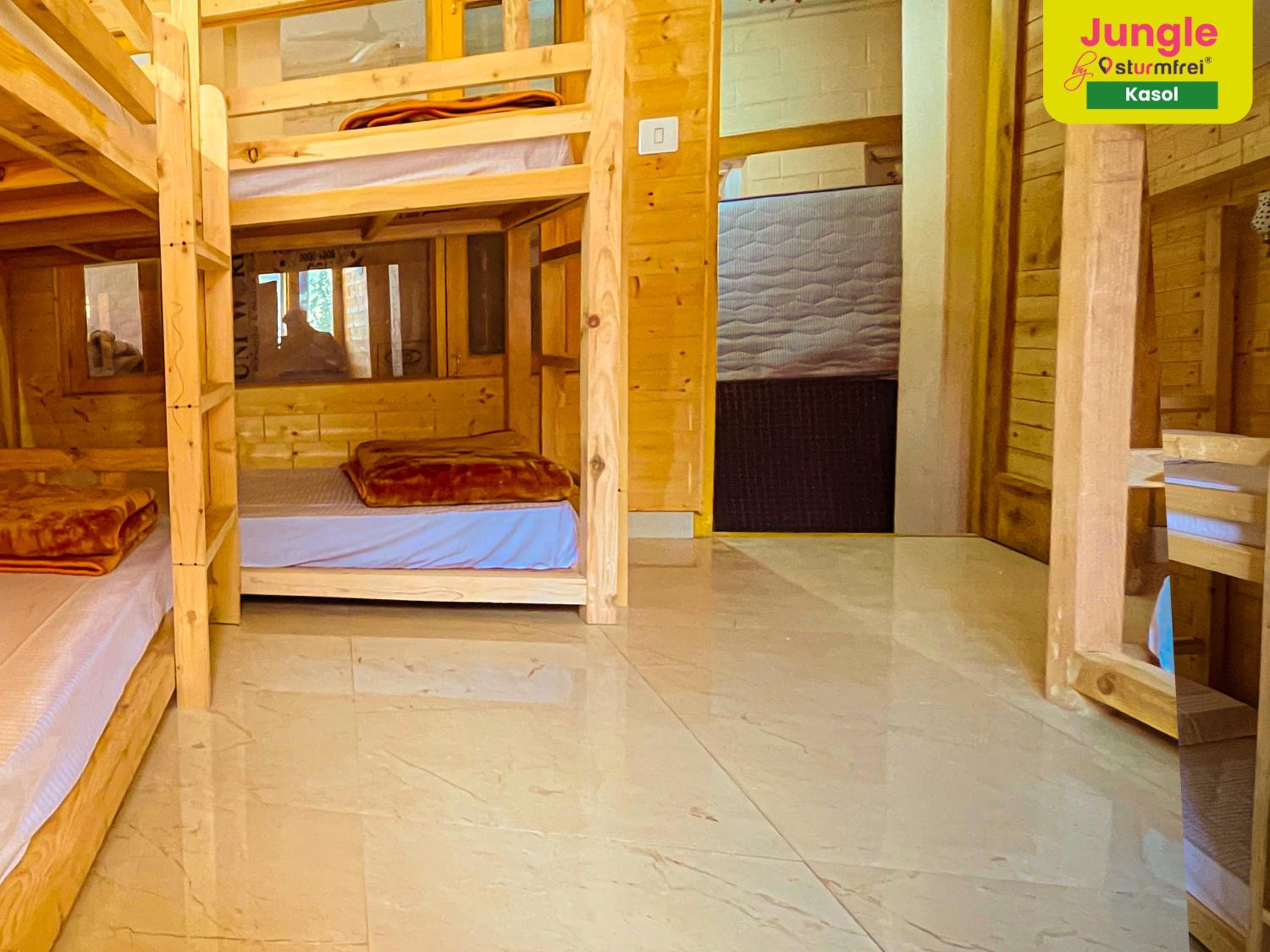 Bed in 6-Bed Female Dormitory Room photo 3