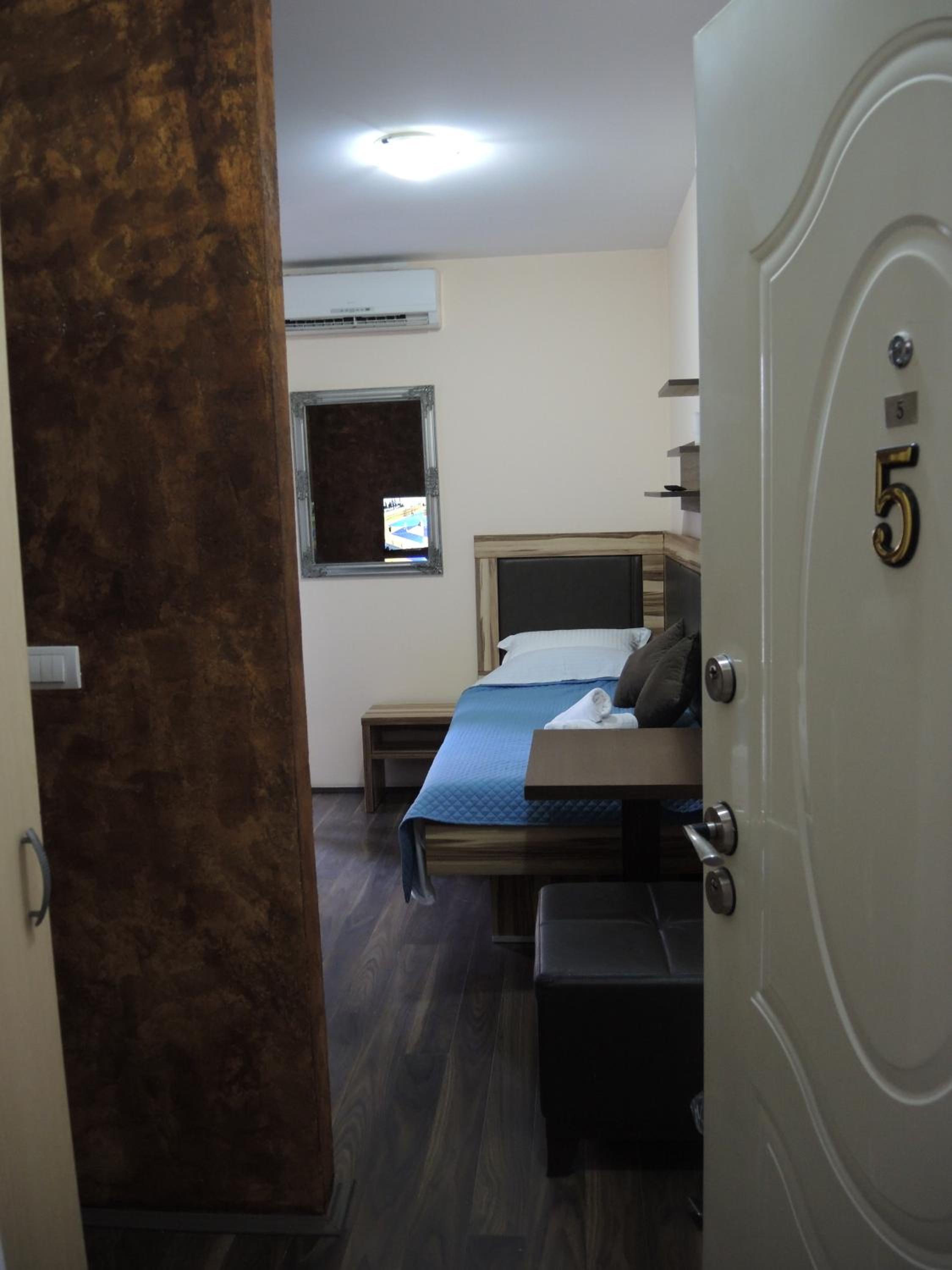 Triple Room with Private Bathroom photo 2