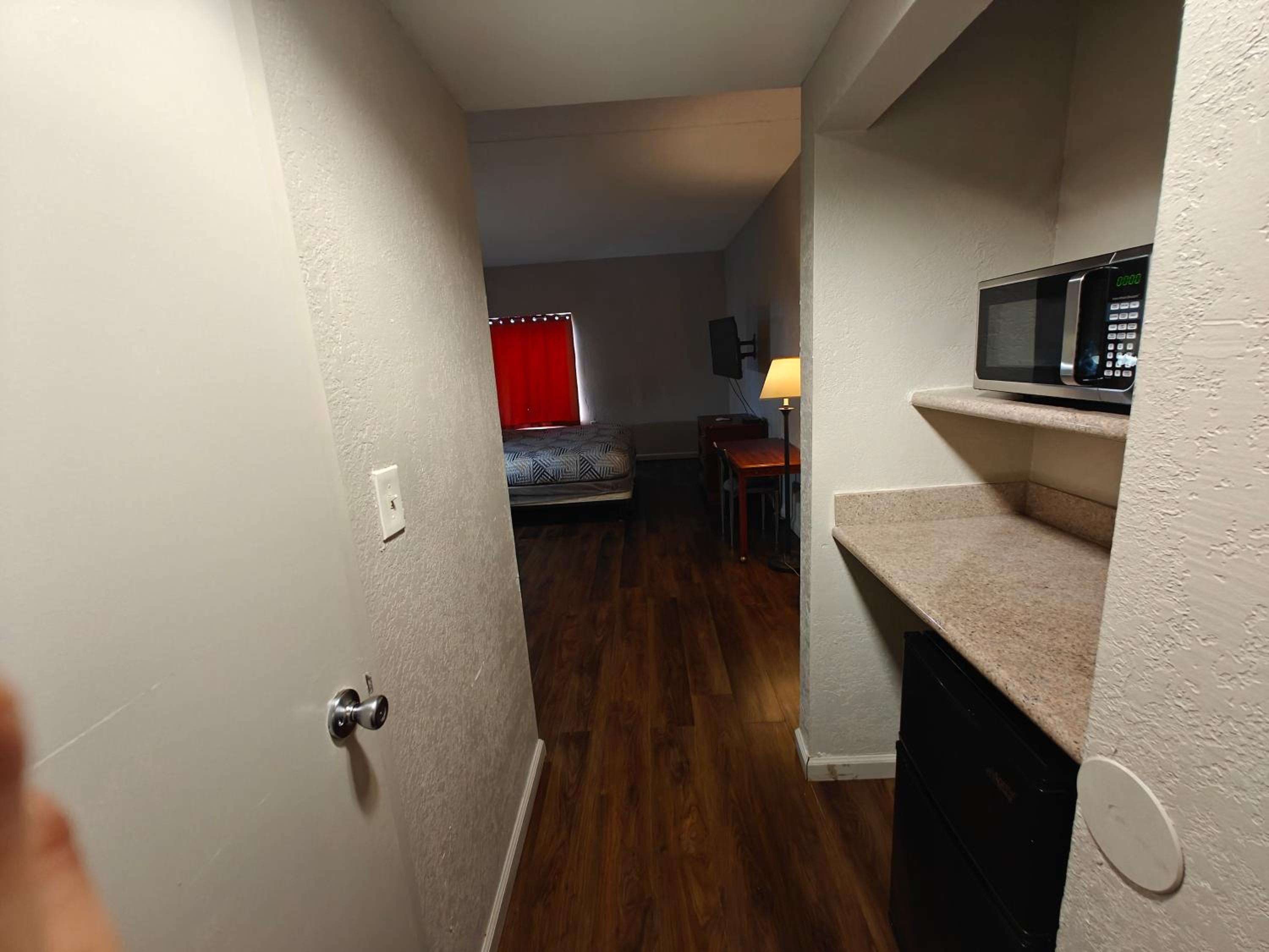 King Room - Non-Smoking - Photo 2