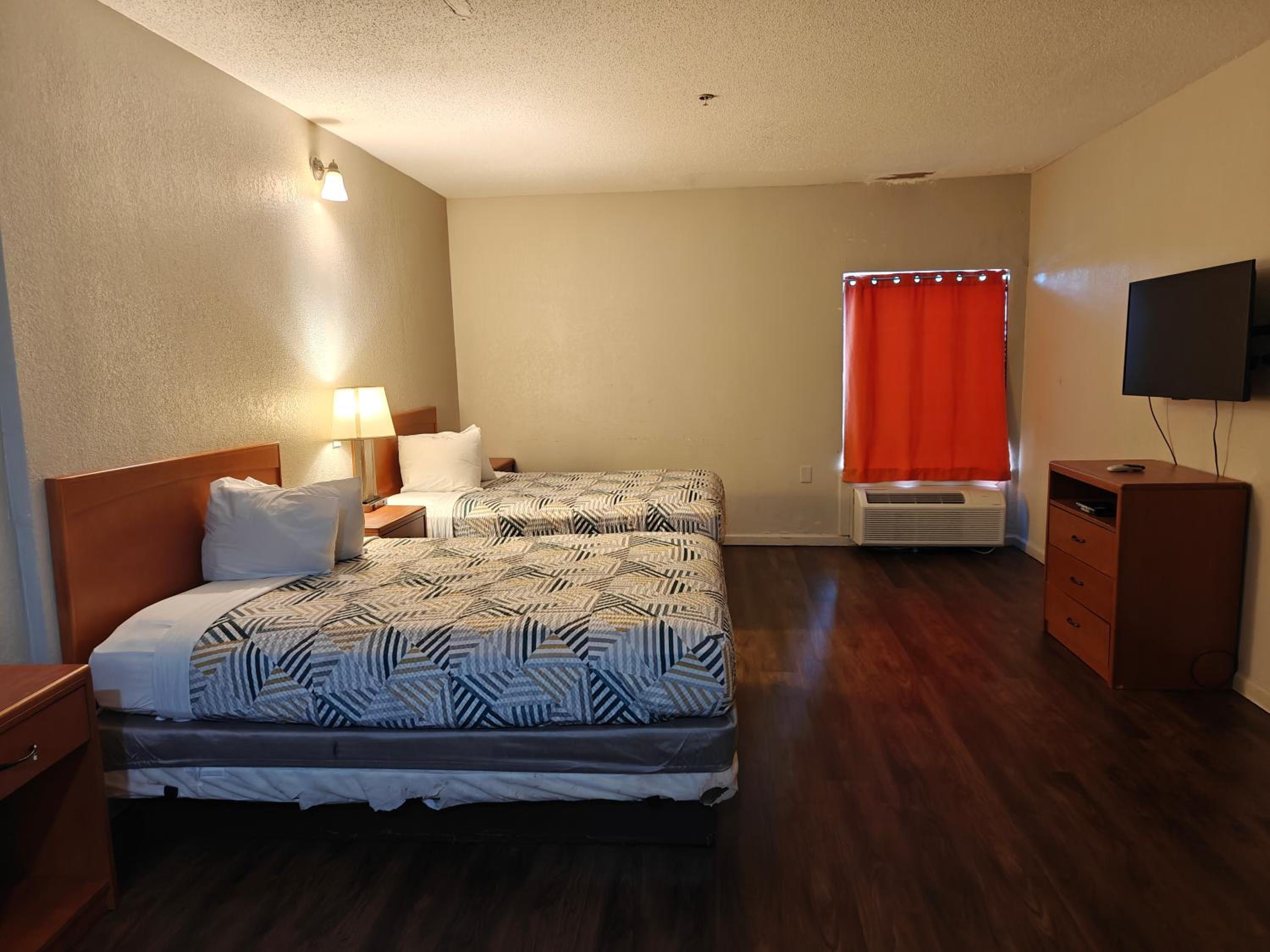 Queen Room with Two Queen Beds - Non-Smoking - Photo 3