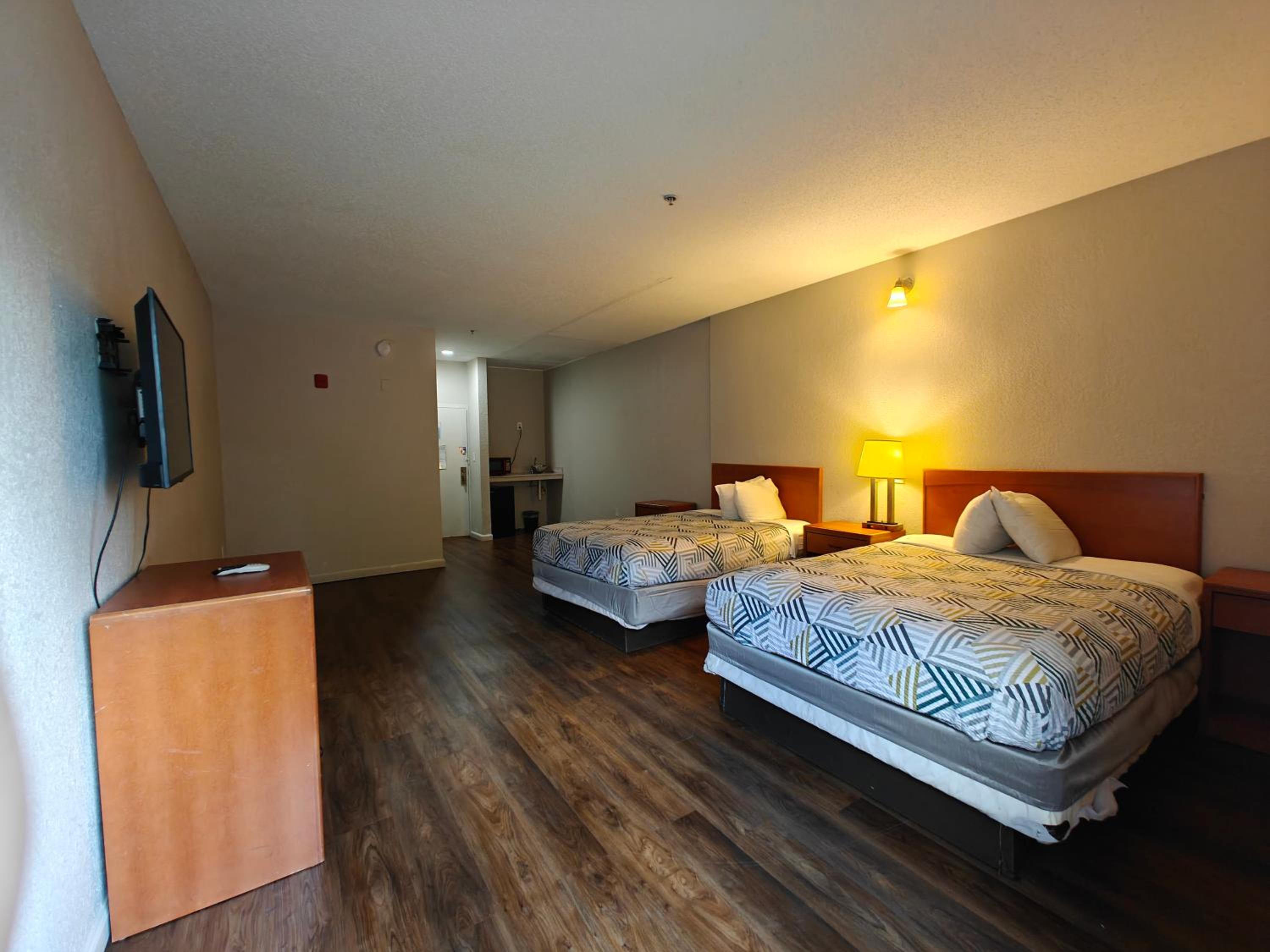 Queen Room with Two Queen Beds - Non-Smoking - Photo 2
