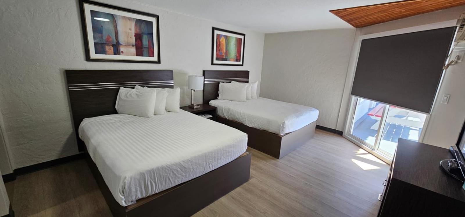 Queen Room with Two Queen Beds photo 3