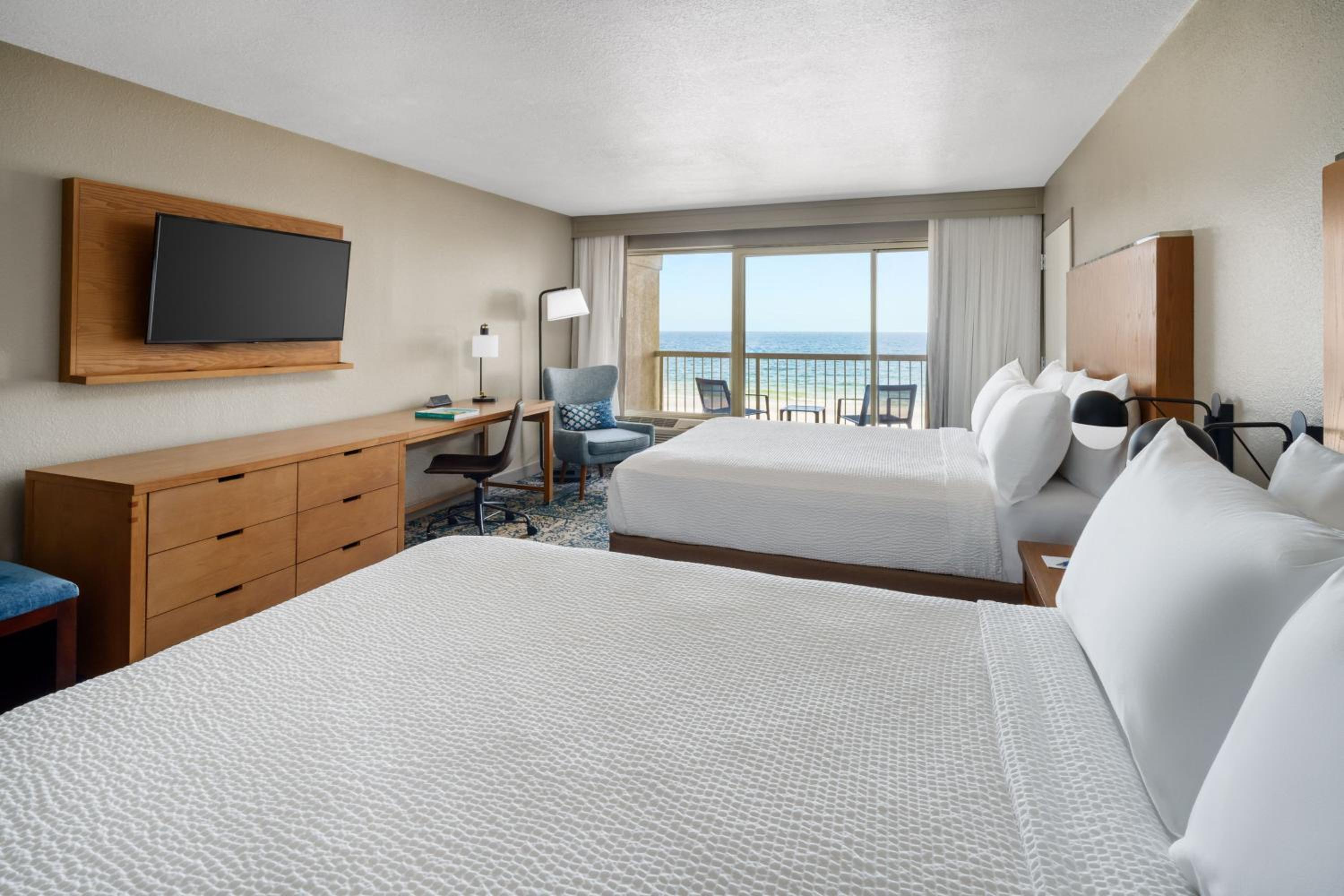 Deluxe Queen Room with Two Queen Beds, Balcony and Gulf View - Photo 3