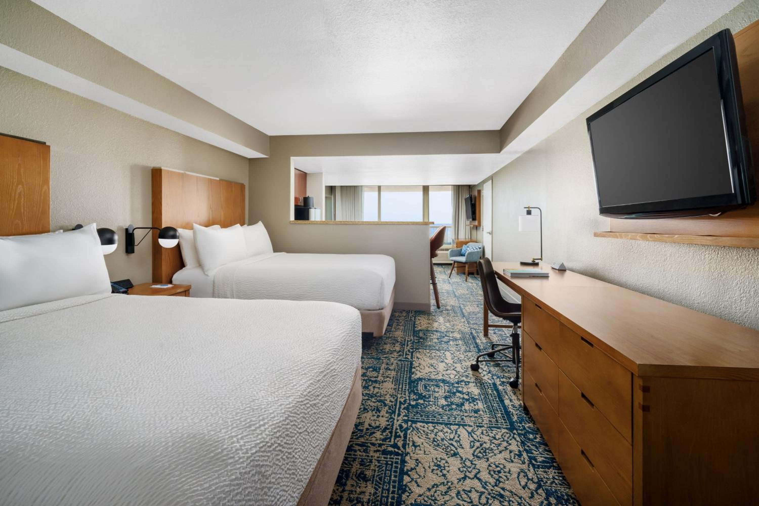 Suite with Two Queen Beds, Balcony and Gulf View - Photo 2