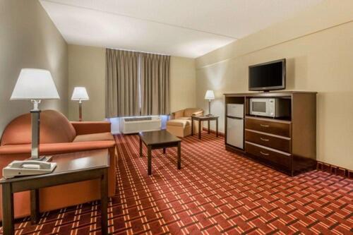 King Suite with Sofa Bed - Non Smoking - Photo 3