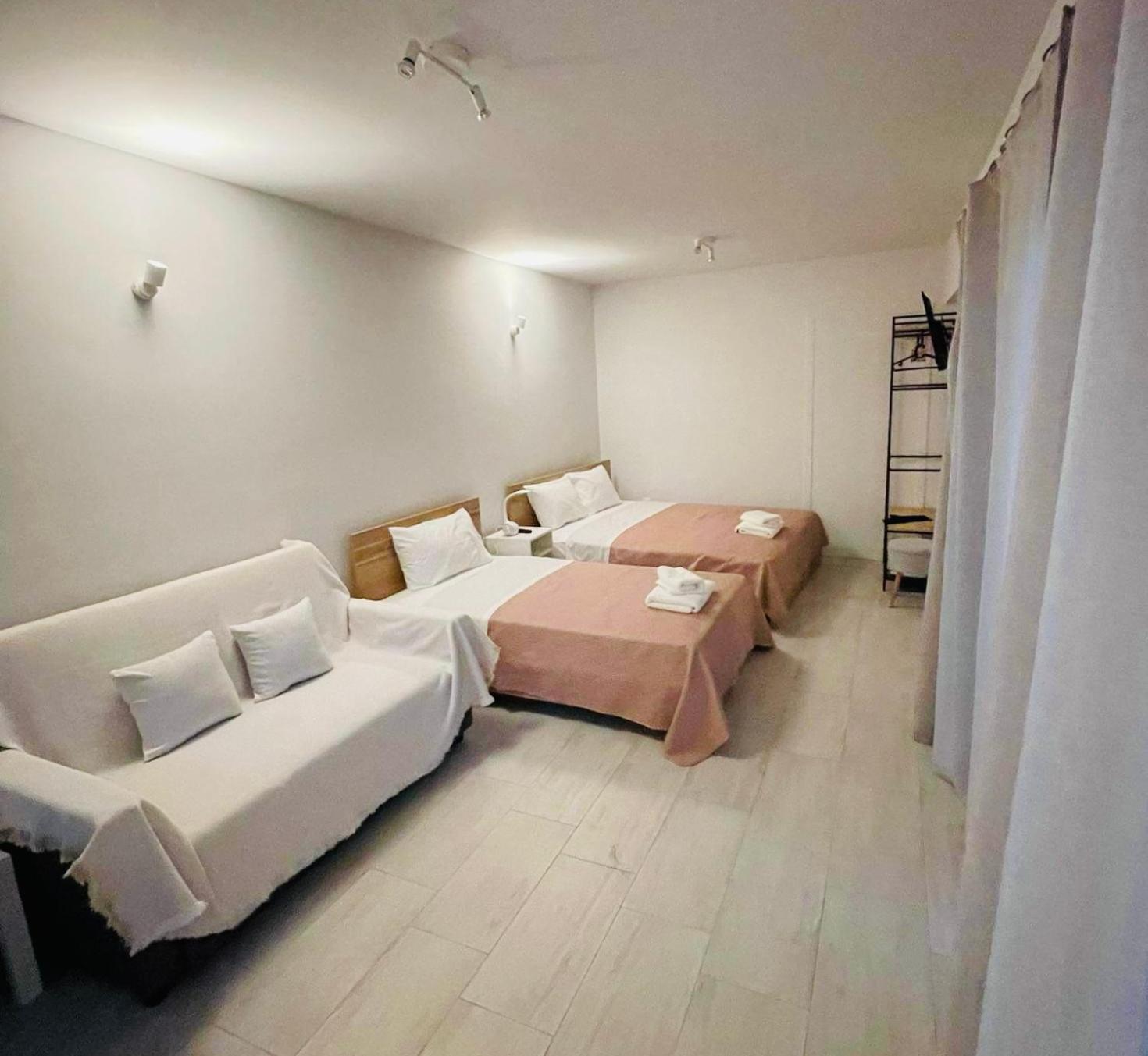 Deluxe One-Bedroom Apartment photo 3