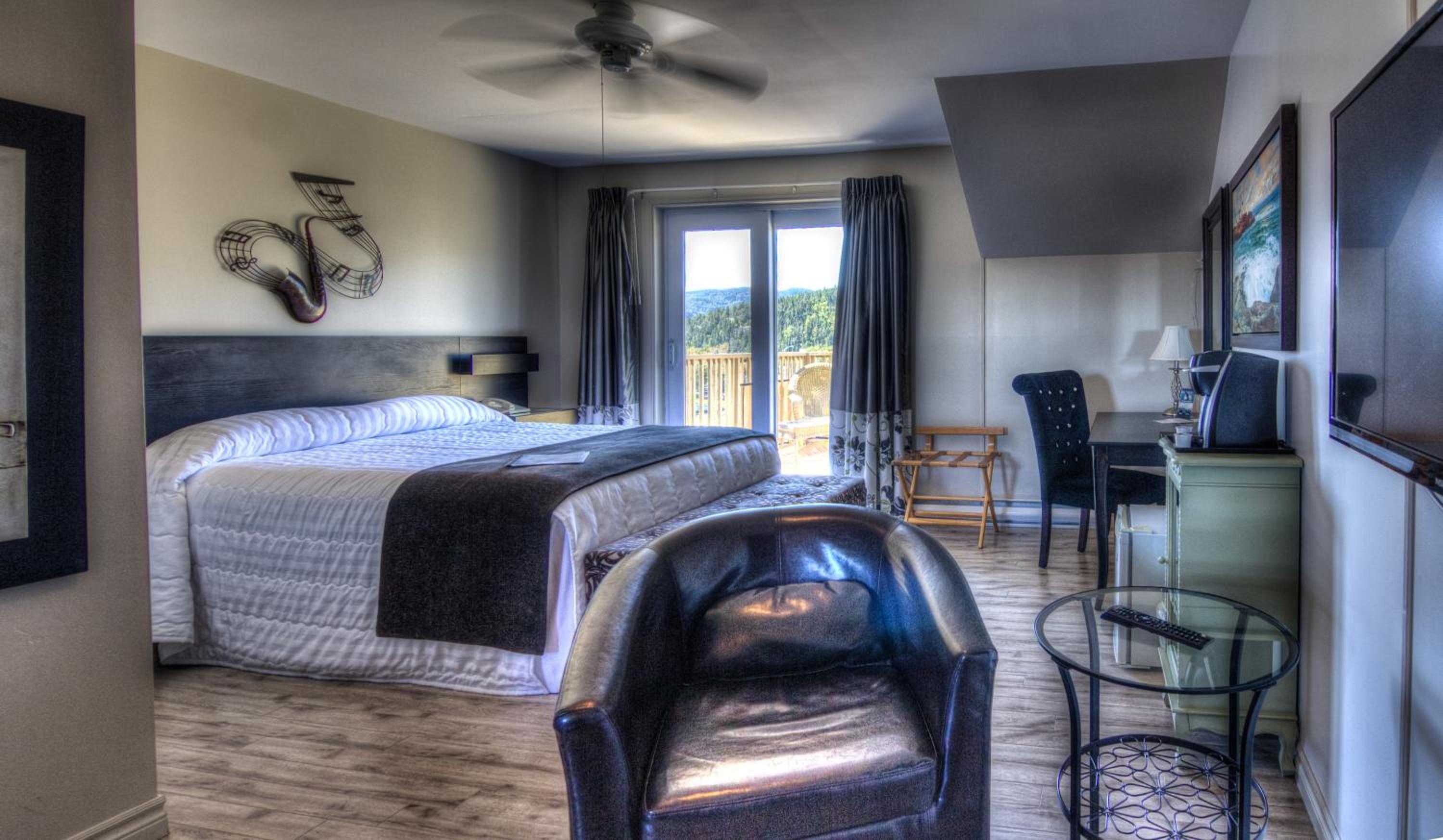 Queen Room with Balcony photo 2