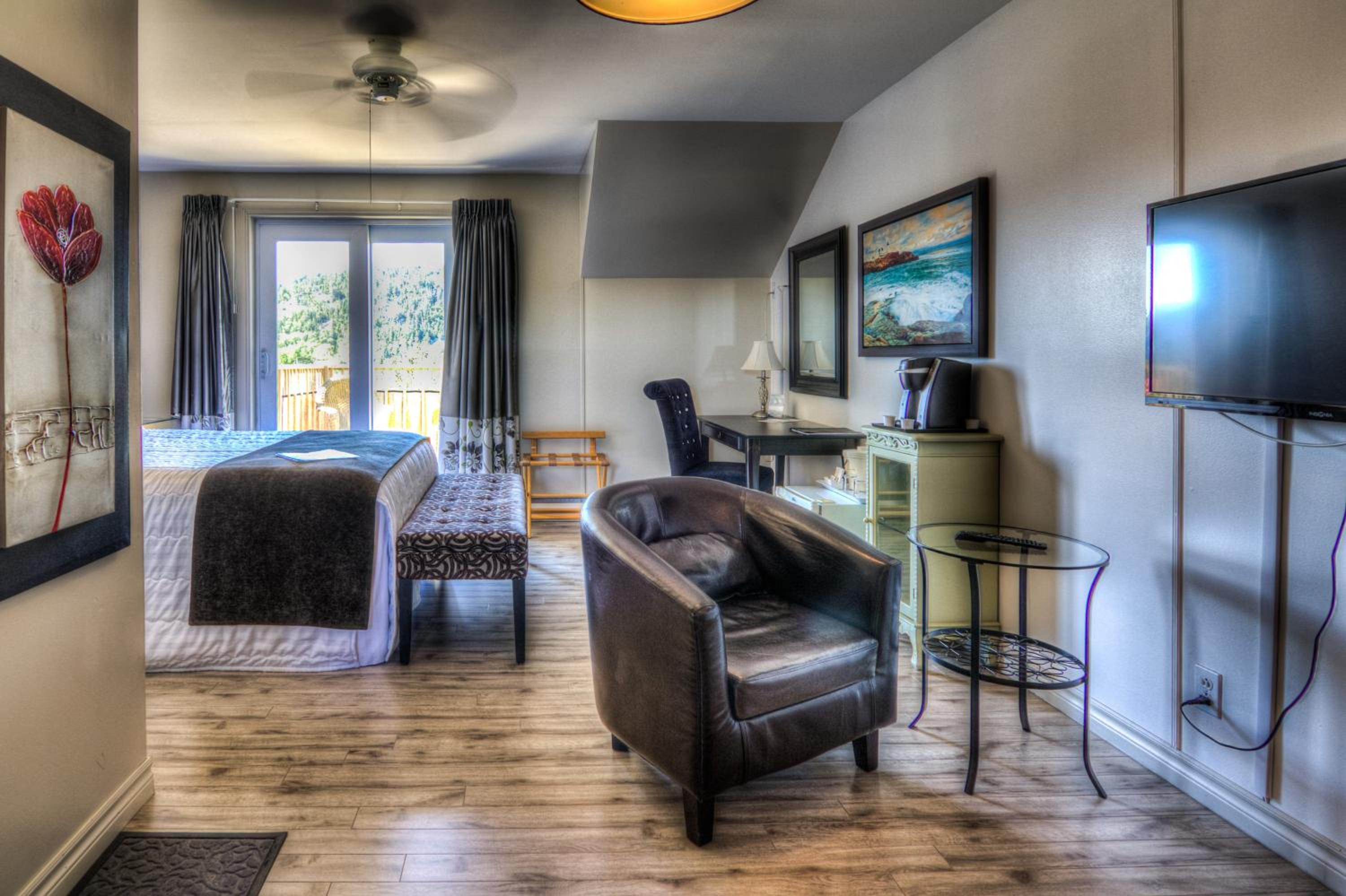 Queen Room with Balcony photo 3