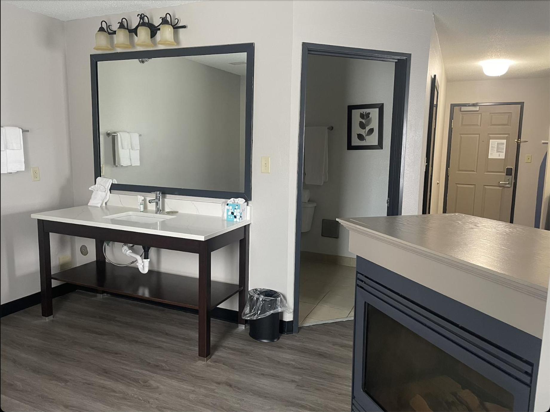 Deluxe King Suite - Photo 3