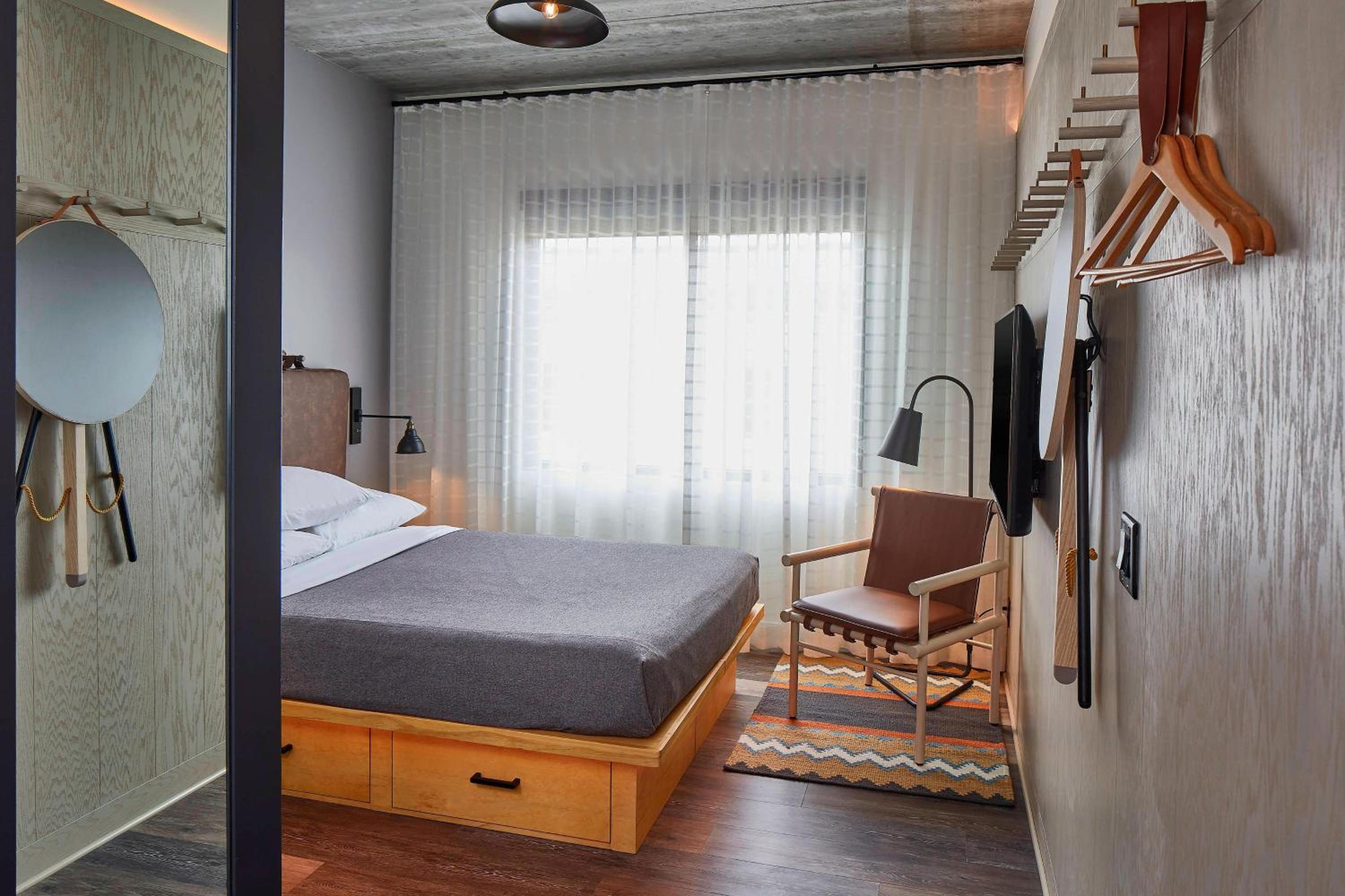 Queen Room with Bathtub - Mobility Access