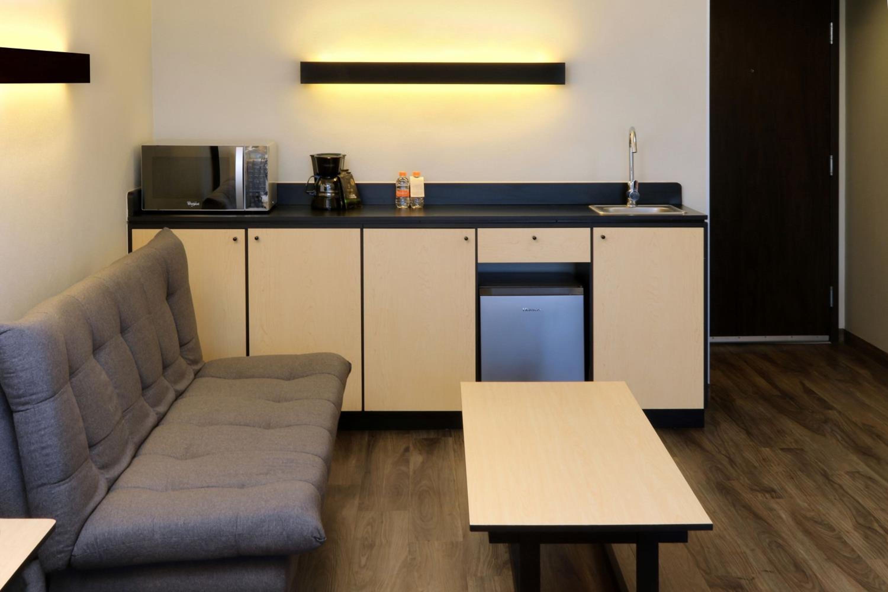 Available room thumbnail 6