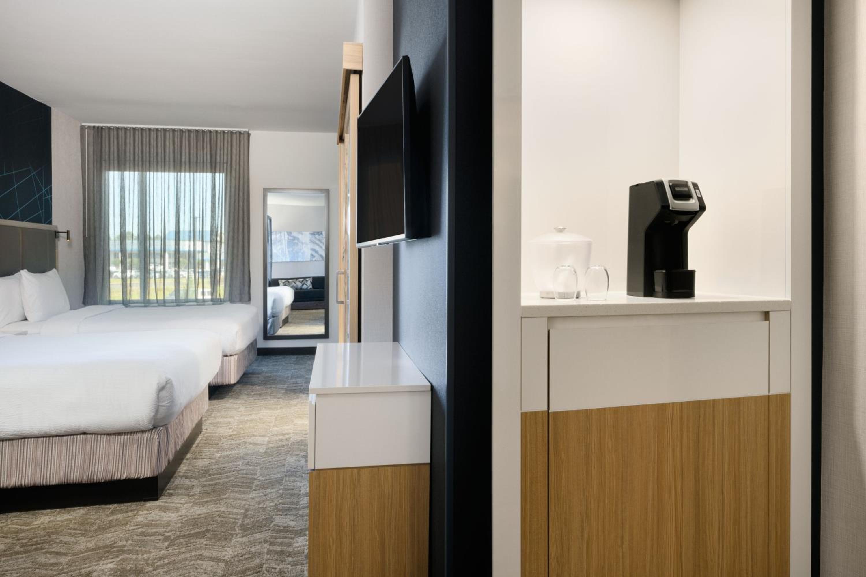 One-Bedroom Suite - Hearing Accessible - Photo 3