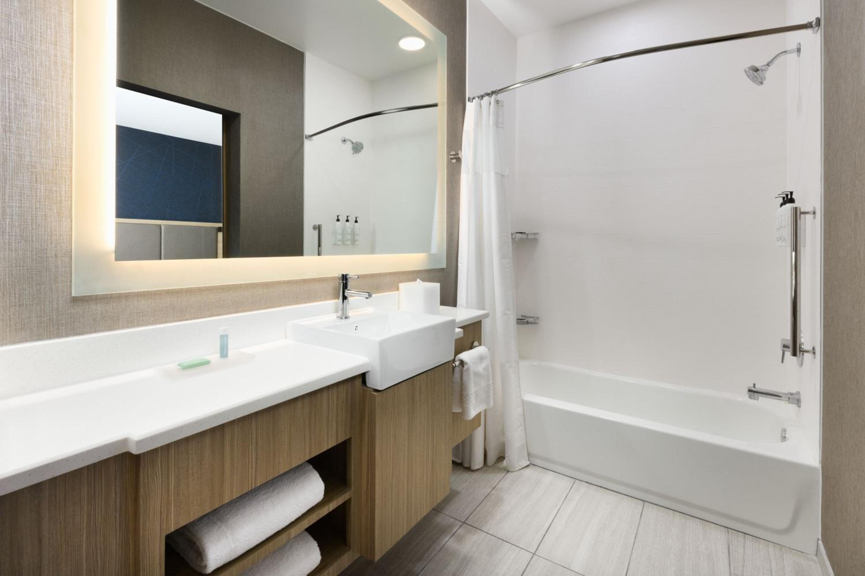 One-Bedroom King Suite - Hearing Accessible - Photo 2