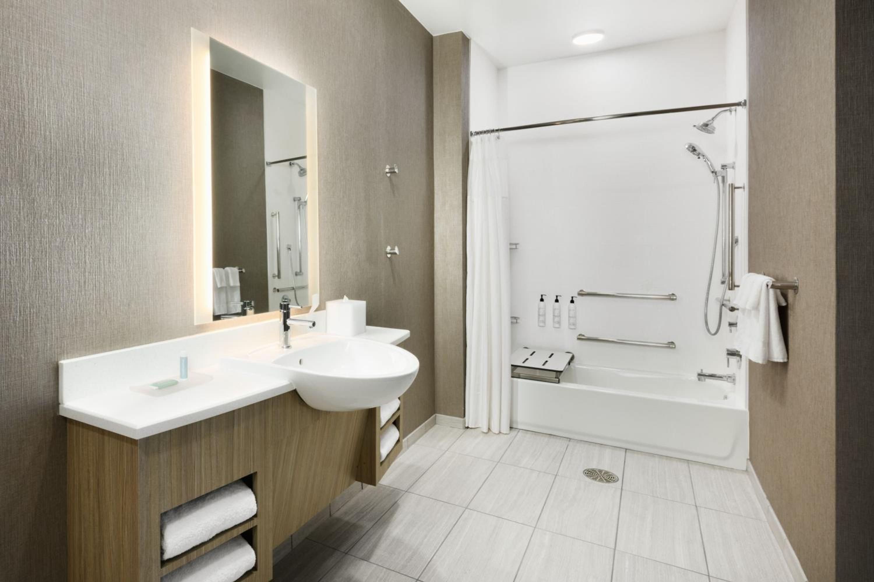 One-Bedroom King Suite - Hearing Accessible - Photo 10