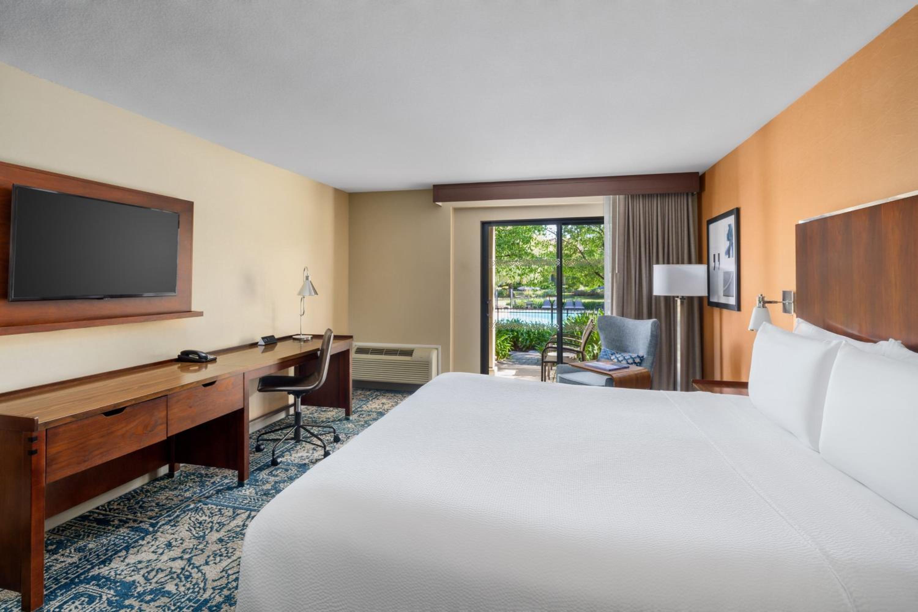 King Room with Pool View - Non-Smoking - Photo 5