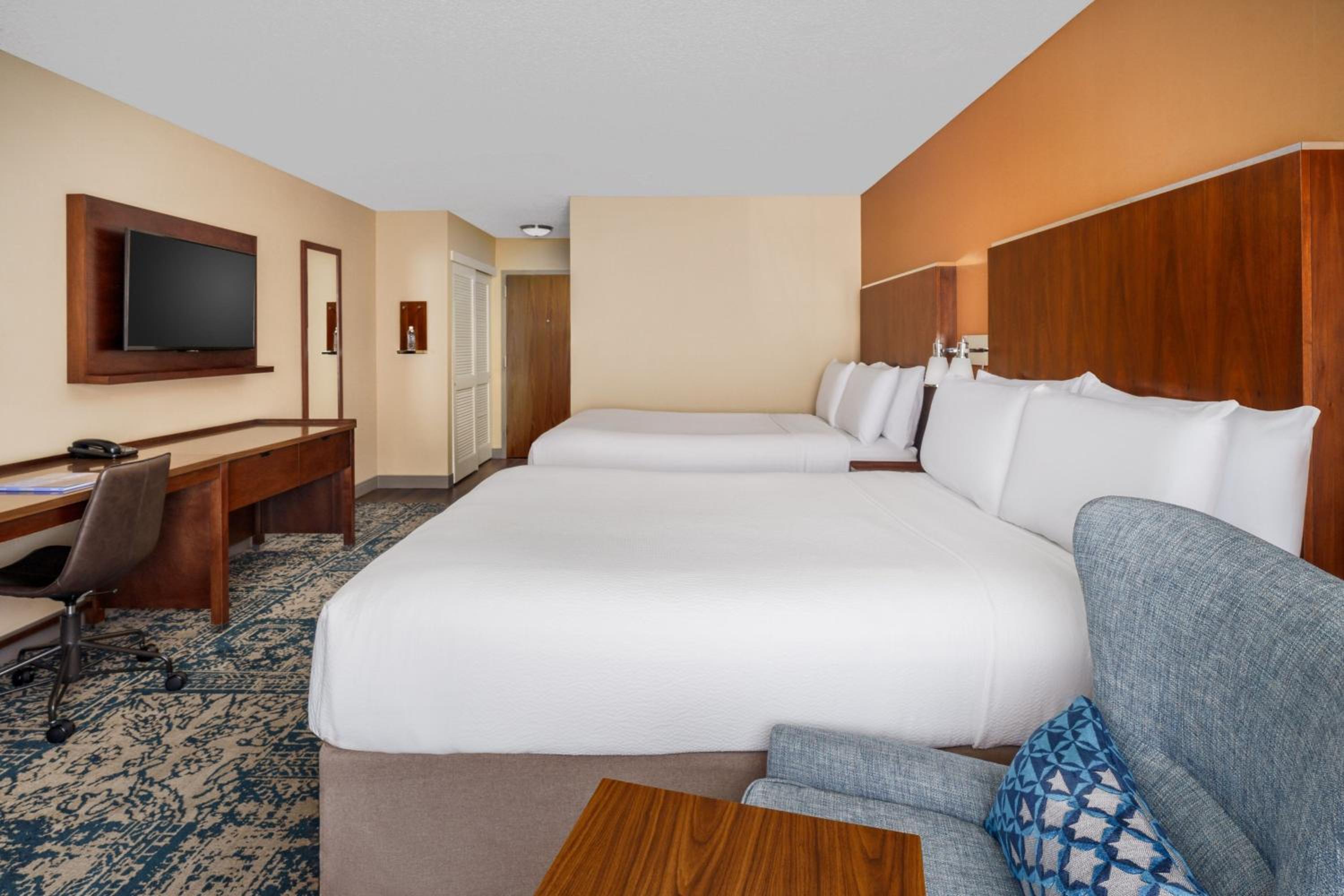Queen Room with Two Queen Beds - Non-Smoking - Photo 4