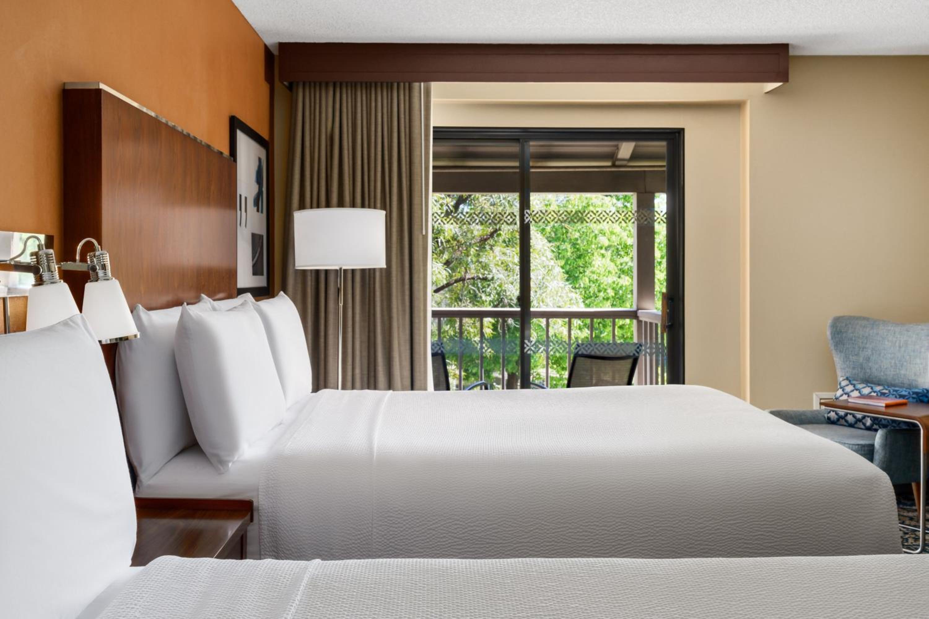 Deluxe Queen Room with Two Queen Beds with Courtyard view - Non-Smoking - Photo 4