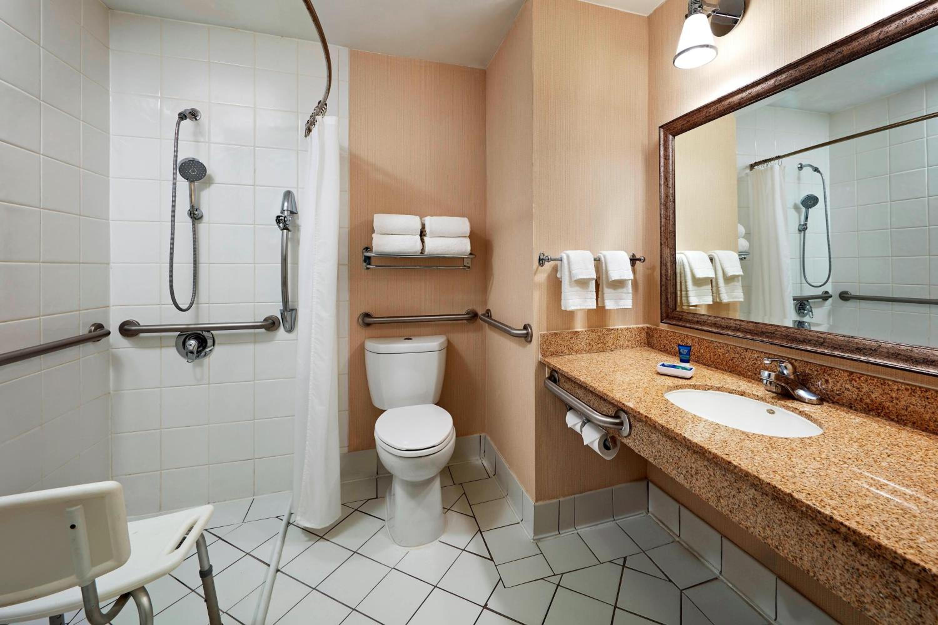 Deluxe King Room - Non-Smoking - Photo 2