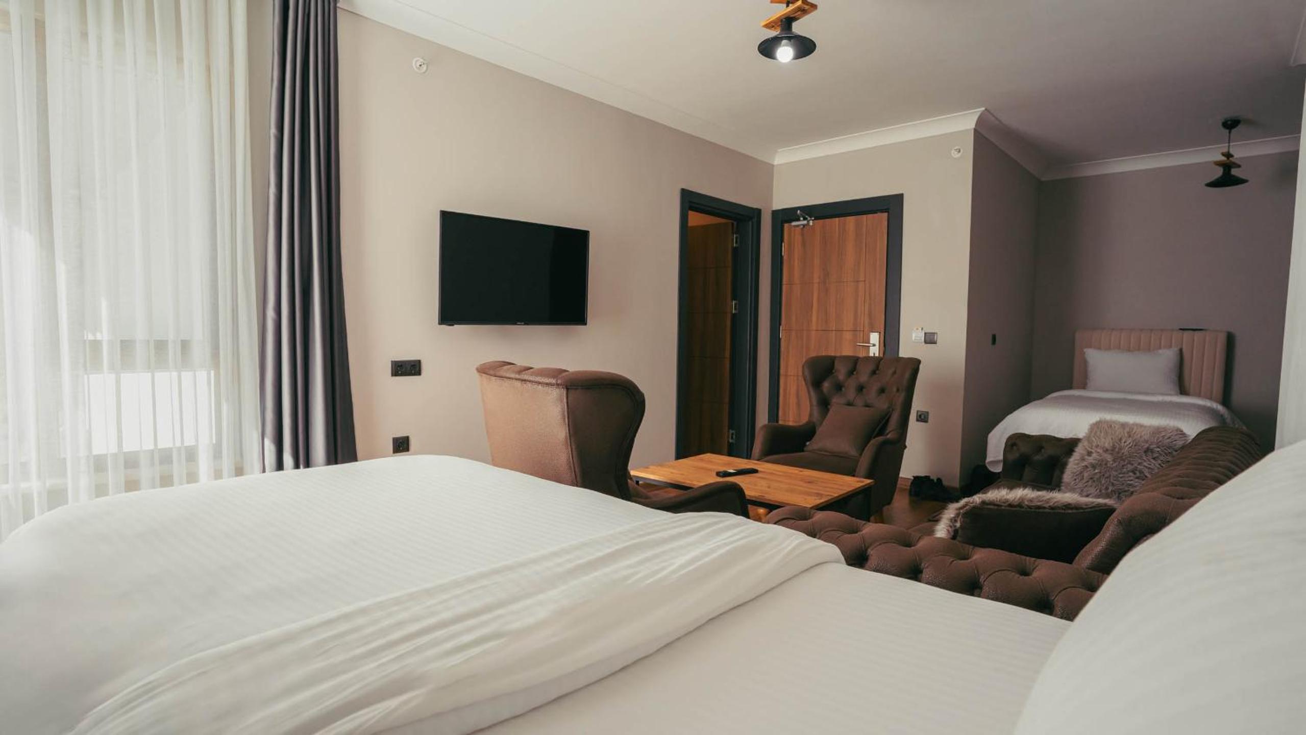 King Suite with Balcony - Photo 3